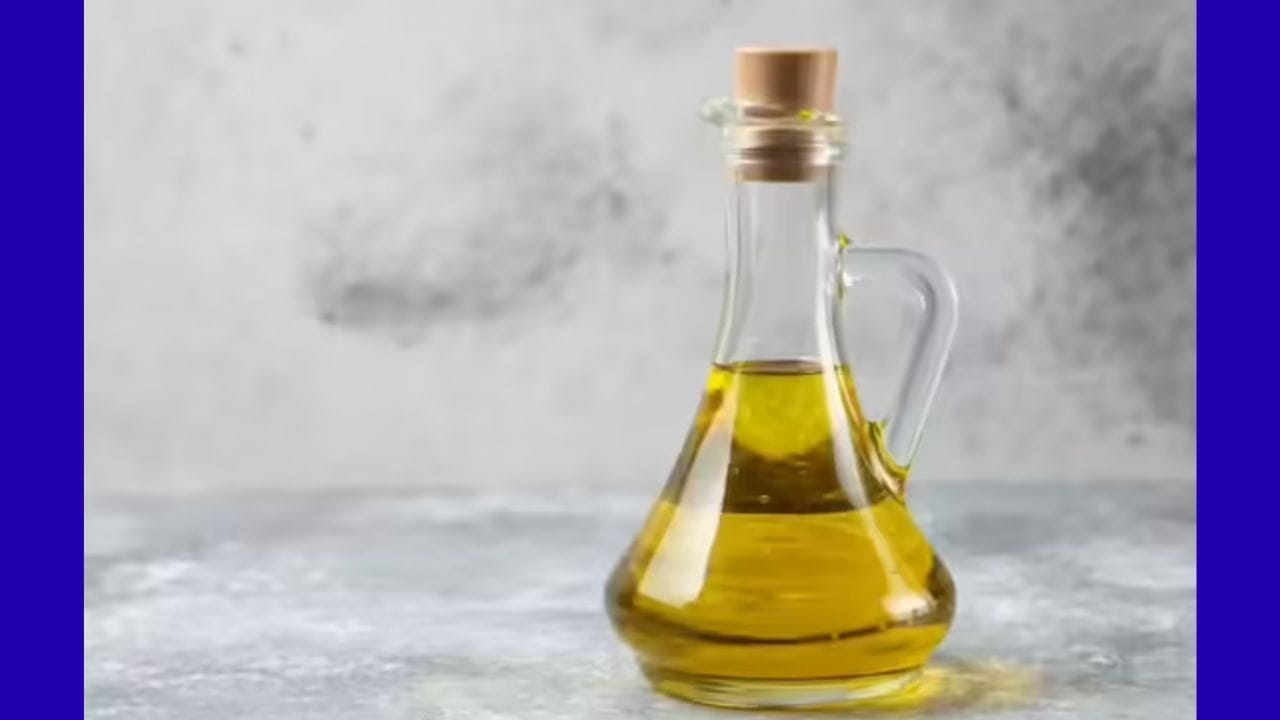 તેલ અથવા ગ્રીસ લગાવો: જો તમને અવાજનું ચોક્કસ કારણ ન સમજાતુ હોય, તો પંખાના ફરતા ભાગો પર તેલ લગાવવાનો પ્રયાસ કરો. આ મશીનને સરળતાથી ચલાવવામાં મદદ કરી શકે છે, જેનાથી તે લગભગ નવા જેટલું સારું ચાલવા લાગે છે અને તેમાંથી આવતો અવાજ બંધ કે ઓછો થઈ જશે.(ફોટો ક્રેડિટ-Whisk AI)