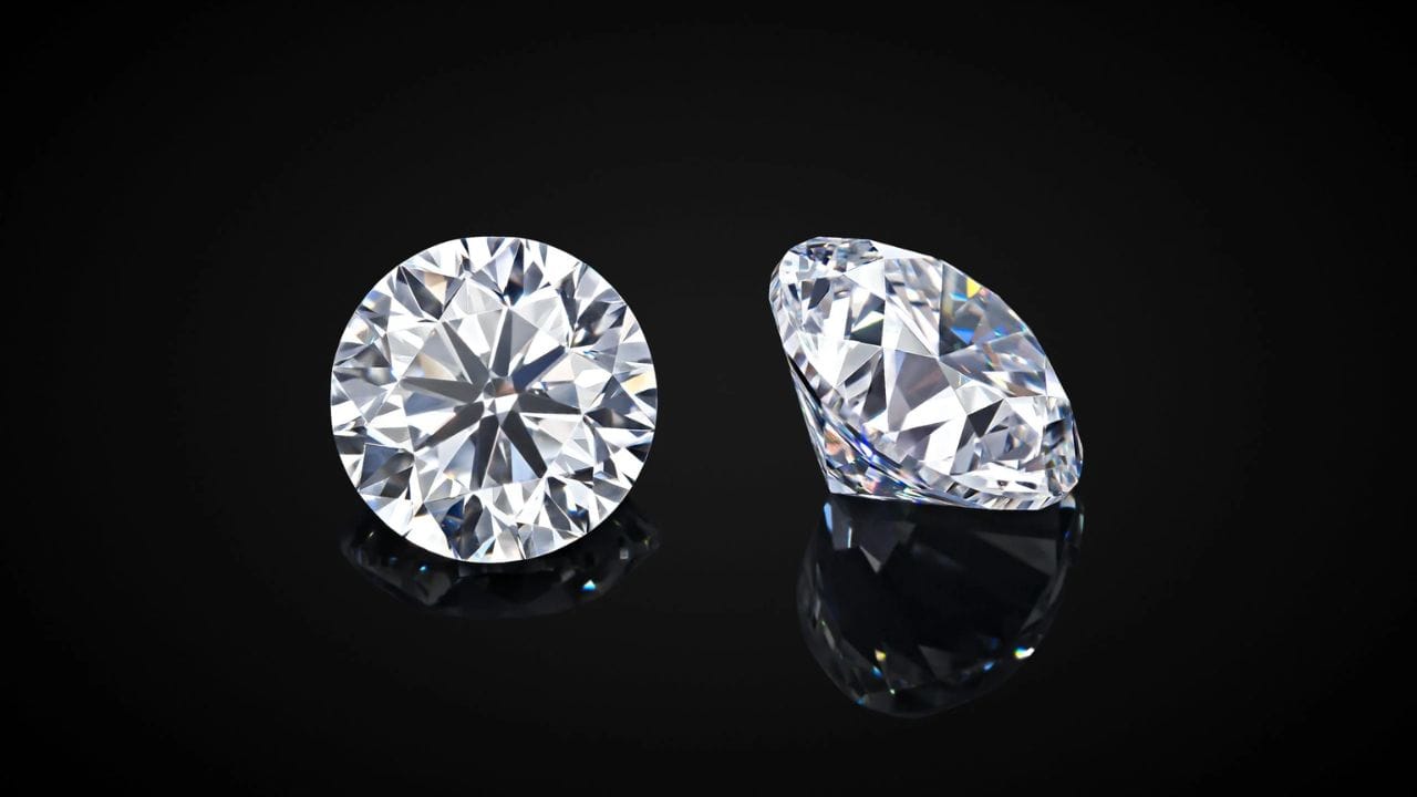 ઝિરકોન ડાયમંડ્સ: ઝિરકોનની એકંદર છાપ ખૂબ સારી માનવામાં આવે છે. તે પૃથ્વી પરથી સીધું ખોદવામાં આવેલું કુદરતી રત્ન છે. તેને પૃથ્વીના સૌથી જૂના ખનિજોમાંનું એક માનવામાં આવે છે. કેટલાક 4 અબજ વર્ષથી વધુ જૂના છે. તેનો રીફ્રેક્ટિવ ઇન્ડેક્સ ખૂબ ઊંચો છે, જે તેને પ્રકાશને પ્રતિબિંબિત કરવા અને હીરાની જેમ ચમકે છે. 
