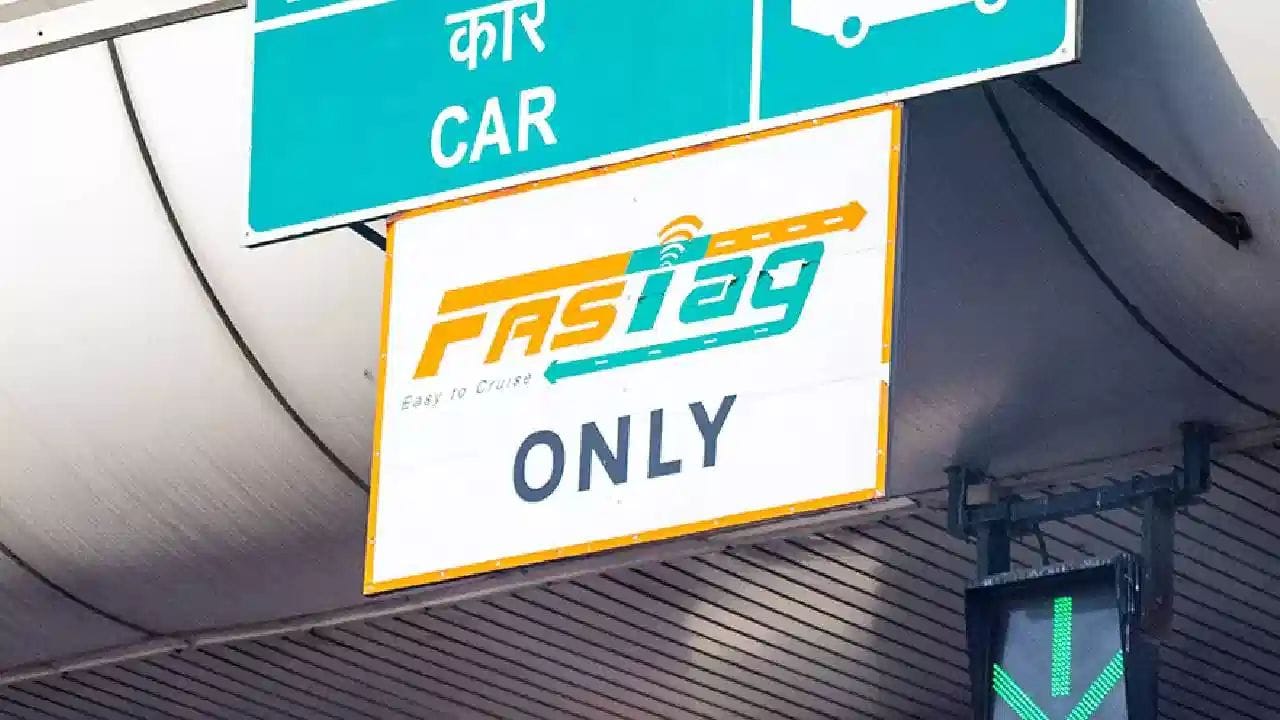 જો તમે હાઈવે પર મુસાફરી કરી રહ્યા હોવ અને ટોલ પ્લાઝા પર ગંદકી જોવા મળે, તો તમારે સૌથી પહેલા પ્લે સ્ટોર અથવા એપ સ્ટોર પરથી 'Rajmargyatra' એપ ડાઉનલોડ કરી તમારા મોબાઈલ નંબર દ્વારા લોગિન કે રજીસ્ટ્રેશન કરવાનું રહેશે. એપમાં લોગિન થયા પછી “Feedback” અથવા “Issue Report” સેક્શનમાં જઈને તમે ટોલ પ્લાઝા સંબંધિત ફરિયાદ નોંધાવી શકો છો, જેમાં તમારે ગંદકી સ્પષ્ટ દેખાય તેવો શૌચાલયનો ફોટો પાડીને અપલોડ કરવાનો રહેશે. 