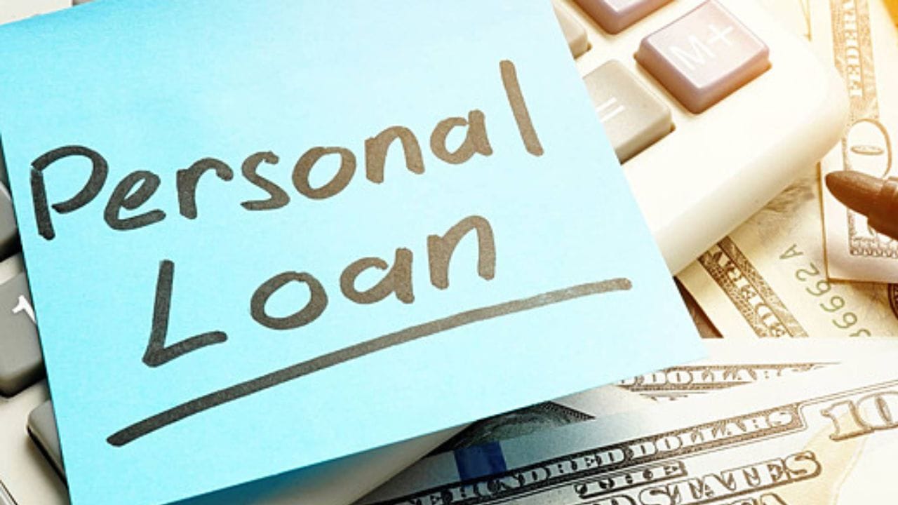 જો લોન લેનાર વ્યક્તિ (પિતા) જીવિત હોય તો લોન ચૂકવવાની સંપૂર્ણ જવાબદારી તેમની જ રહે છે. પરંતુ જો તેમન અવસાન થાય છે, તો પરિસ્થિતિ થોડી બદલાઈ જાય છે. કાયદા મુજબ પુત્ર કે પરિવારના સભ્યો પર સીધી રીતે લોન ભરવાની ફરજ નથી પડતી.
