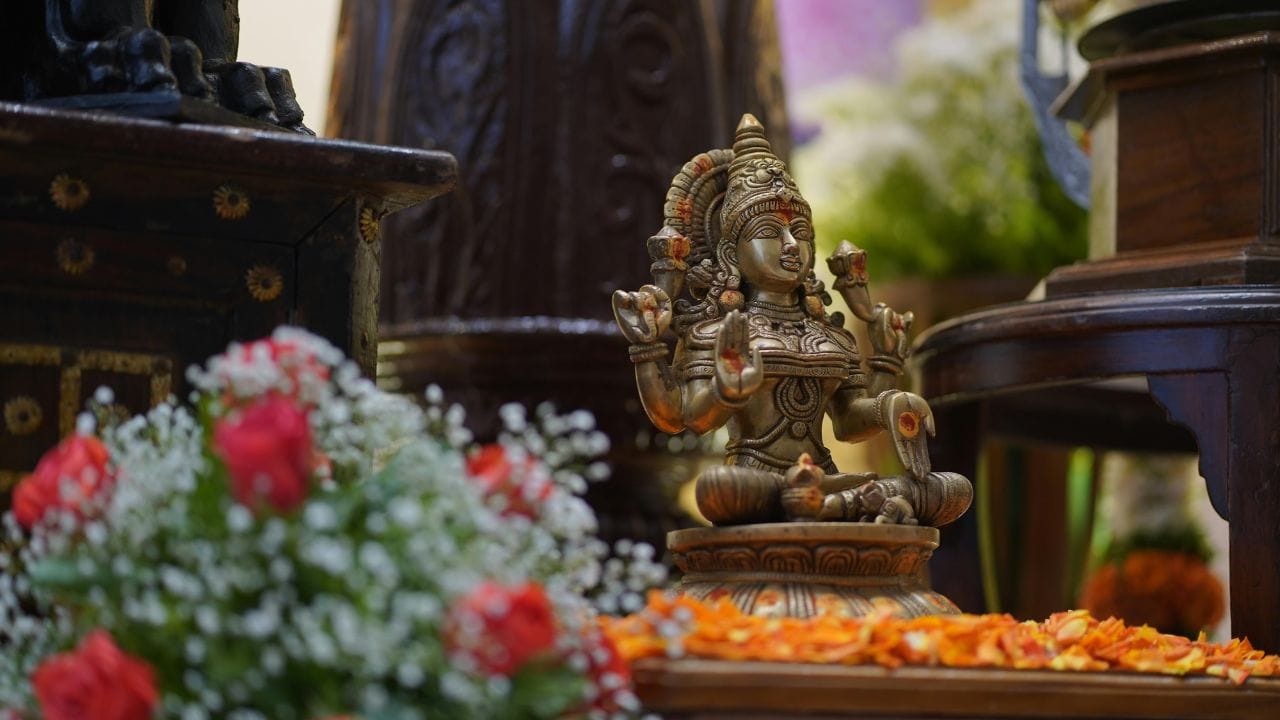 તમારા પર્સમાં દેવી લક્ષ્મીનો ફોટો રાખો: વાસ્તુ શાસ્ત્રના સિદ્ધાંતો અનુસાર તમારા પર્સમાં દેવી લક્ષ્મીનો નાનો ફોટો રાખવાનું શુભ માનવામાં આવે છે. આ ઉપાય નાણાકીય સમસ્યાઓ દૂર કરે છે અને આવકના નવા સ્ત્રોત ખોલે છે તેવું માનવામાં આવે છે. ખાતરી કરો કે તમારા પર્સમાં દેવી લક્ષ્મીનો ફોટો સ્પષ્ટ હોય અને કોઈપણ રીતે તુટેલો ન હોય.
