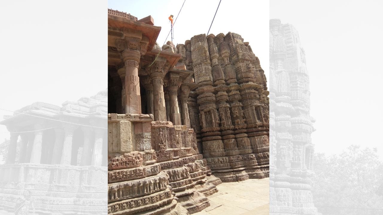 આ મંદિર સરનાલ ગામ પાસે ગાલતા (ગાલતી) અને મહી નદીઓના સંગમ સ્થાને આવેલું છે. તેનું નામ ગાલતા નદી પરથી પડ્યું છે. મંદિરનો સંબંધ પુરાણોમાં ઉલ્લેખિત ઋષિ ગાલવ અને હિન્દુ કથાઓમાં જાણીતા રાજા ચંદ્રહાસ સાથે જોડાયેલું માનવામાં આવે છે. (Credits: - Wikipedia)