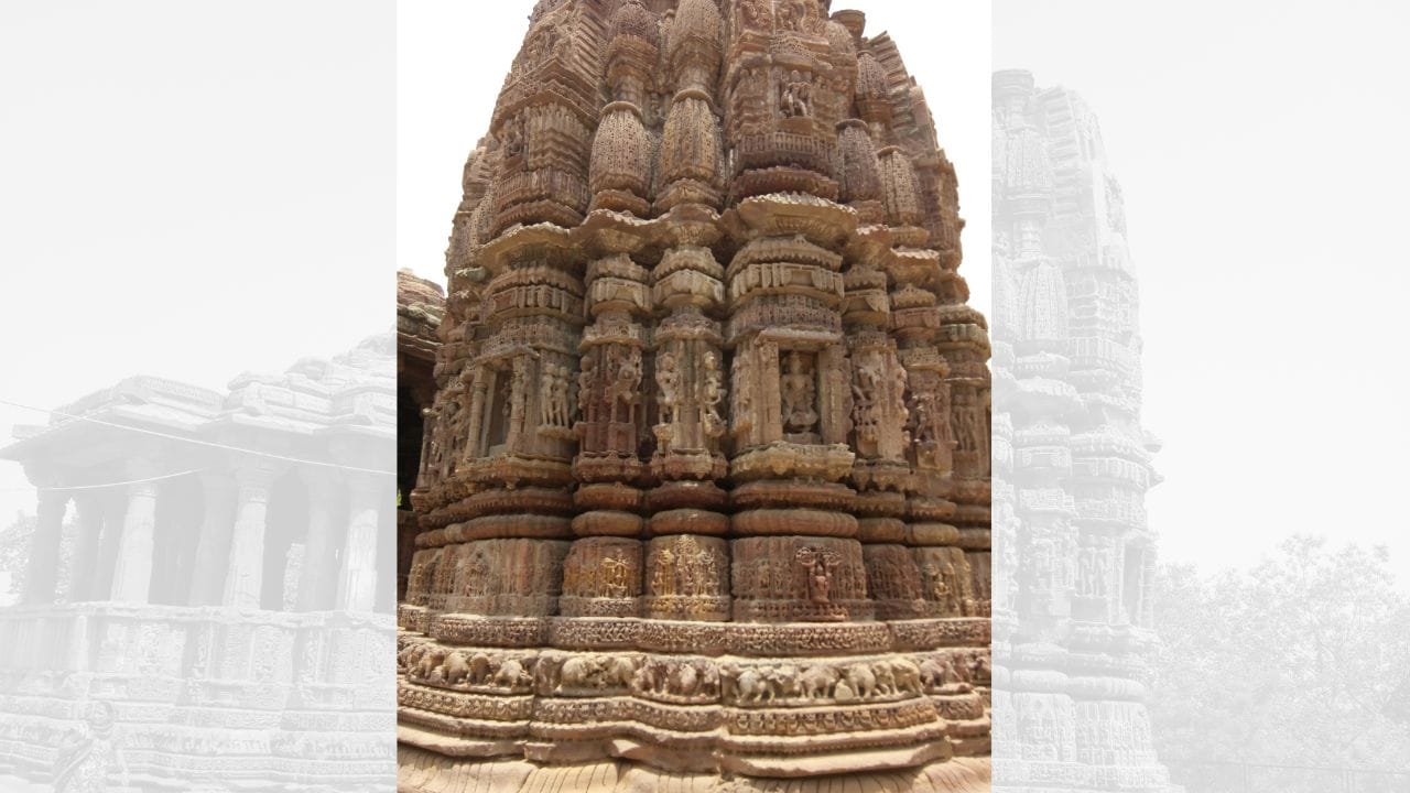 ગળતેશ્વર મંદિર ભૂમિજ શૈલીમાં બનાવાયેલું એક દુર્લભ મંદિર છે, જે ગુજરાતમાં બહુ ઓછું જાણીતું છે. આ શૈલી સામાન્ય રીતે માલવા વિસ્તારમાં વધુ જોવા મળતી હતી. મંદિર અષ્ટભદ્ર (અષ્ટશાળા) પ્રકારનું છે, જે ખૂબ જ ઓછા સ્થળોએ જોવા મળે છે.  આ નિરંધાર પ્રકારનું મંદિર છે, જેમાં મુખ્ય ગર્ભગૃહ અને તેના આગળ મંડપ (નૃત્ય ખંડ) સમાવાયેલ છે. (Credits: - Wikipedia)