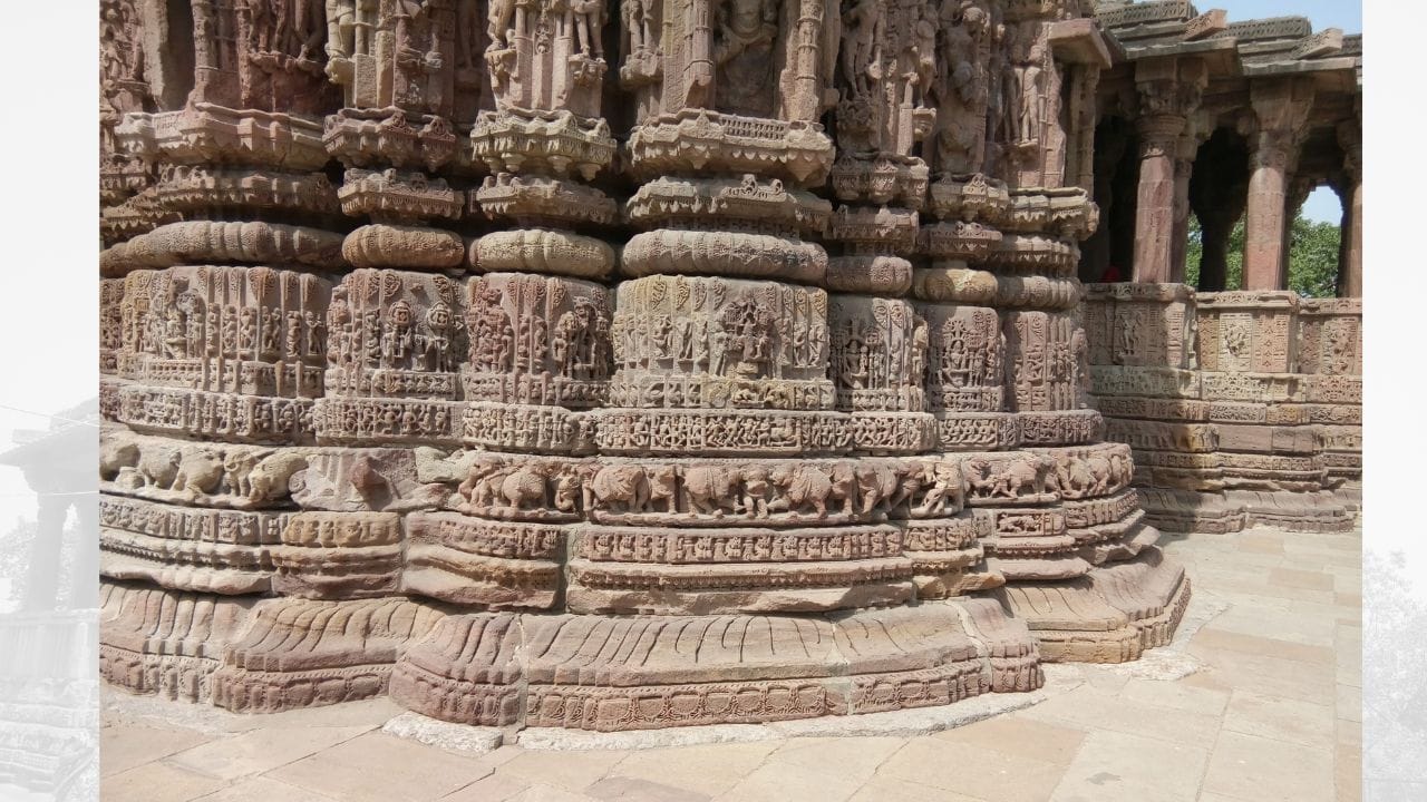 આ અષ્ટકોણીય મંડપમાં ગુજરાતના ચૌલુક્યકાળના મંદિરો જેવી બહાર નીકળતી બાજુઓ જોવા મળે છે, જેમ મોઢેરા, સોમનાથ અને સેજકપુરના મંદિરોમાં છે. મંડપનો આકાર ક્રોસ (ક્રુસિફિક્સ) જેવો છે, અને તેની પાછળની બાજુએ સામાન્ય રીતે બે ભુજાઓ હોવા બદલે ત્રણ ભુજાઓ બનાવવામાં આવી છે. (Credits: - Wikipedia)