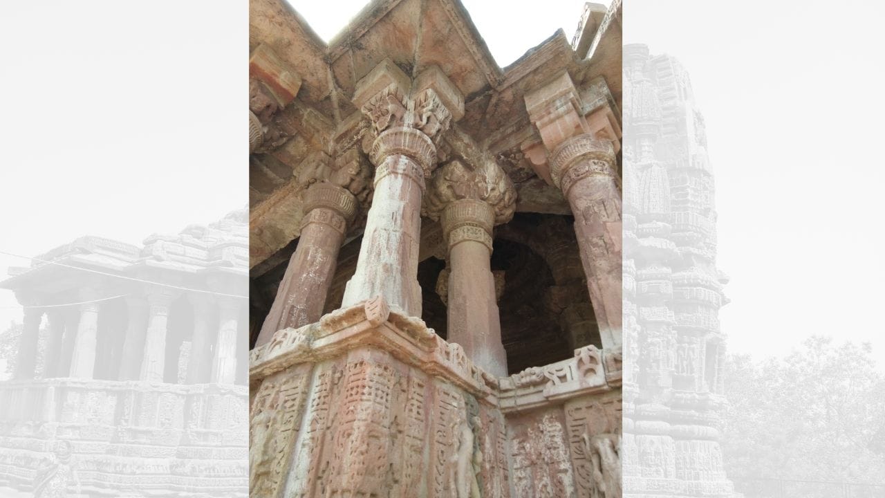 મંડપની છતને ટેકો આપવા માટે અંદર 8  મોટા સ્તંભ અને બહાર 16 નાના સ્તંભ બનાવવામાં આવ્યા છે. નાના સ્તંભોમાં સરળ રચના હોય છે, જ્યારે આંતરિક સ્તંભોનો આધાર ચોરસ છે અને તેમાં વિવિધ આકારો જેમ કે ચોરસ, અષ્ટકોણ અને ગોળ ભાગોનું સુંદર સંયોજન જોવા મળે છે. આ સ્તંભો પર પાન જેવા નકશીકામ અને કીર્તિમુખ જેવા શણગાર કરવામાં આવ્યા છે. કૌંસમાં વામન અને અન્ય આકૃતિઓ છે. મંદિરના શિખરમાં ભૂમિજ શૈલી સાથે ગુજરાતી શૈલીના તત્વો પણ જોવા મળે છે, જે તેને ખાસ બનાવે છે. ( આ માહિતી વિવિધ ઐતિહાસિક તથ્યો અને સંશોધનો પર આધારિત છે.  વિગતવાર માહિતી માટે, ઇતિહાસના પ્રમાણભૂત ગ્રંથો અને સંશોધનોનો અભ્યાસ કરવો ઉચિત રહેશે.)  (Credits: - Wikipedia)