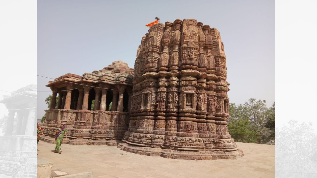 આ મંદિર મંડપની સપાટી કરતા થોડું નીચે આવેલું છે અને અંદરથી ચોરસ આકારનું છે, જ્યારે બહારથી તે લગભગ 24 ફૂટ વ્યાસનું ગોળ દેખાય છે. બહારની દિવાલોમાં નાના ખાંચાઓ બનાવેલા છે, જેમાં આઠ દિશાના રક્ષક દેવતાઓ (દિગ્પાલ)ની મૂર્તિઓ મૂકવામાં આવી છે. આગળની દિવાલ પર સુંદર કોતરણી છે, જેમાં ભગવાન શિવના વિવિધ સ્વરૂપો દર્શાવવામાં આવ્યા છે, પરંતુ હવે તેમાં થોડું નુકસાન થયું છે. પ્રવેશદ્વાર સુંદર સ્તંભોથી શોભાયમાન છે. મંદિરની કળામાં ગંધર્વો, સાધુઓ, ઘોડા અને હાથી પર સવારી કરતા લોકો, રથ, પાલખી અને માનવ જીવનના વિવિધ પ્રસંગોની ઝાંખી જોવા મળે છે. (Credits: - Wikipedia)