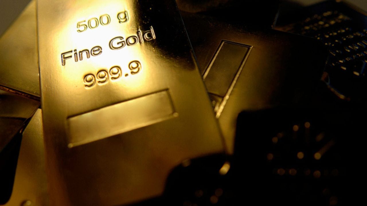 ચીન પણ મોટા પાયે સોનું ખરીદી રહ્યું છે :
સોનાના ભંડારમાં રશિયા 5મા ક્રમે છે, હાલમાં તેની પાસે આશરે 2,330 ટન સોનું છે. આનો અર્થ એ થયો કે ચીન હજુ પણ ટોચના 5 દેશોમાં નથી, પરંતુ છેલ્લા કેટલાક વર્ષોમાં ચીન તેના સોનાના ભંડારમાં સતત વધારો કરી રહ્યું છે. હાલમાં તેની પાસે આશરે 2,313.5 ટન સોનું છે. ચીન છેલ્લા 17 મહિનાથી તેના ભંડારમાં સતત વધારો કરી રહ્યું છે. જો ચીન આ ગતિએ તેની ખરીદી ચાલુ રાખે છે, તો તે ટૂંક સમયમાં ટોચના પાંચ દેશોમાં જોડાઈ શકે છે.