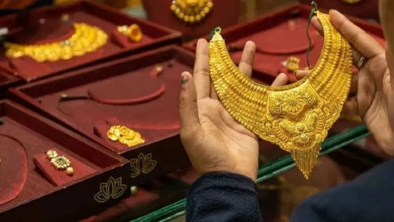 તાજેતરમાં વૈશ્વિક સ્તરે ચાલી રહેલા સંઘર્ષને કારણે એવી ધારણા કરવામાં આવી રહી હતી કે સોનાના ભાવમાં વધારો થશે. પરંતુ હકીકતમાં તેના વિપરીત સ્થિતિ જોવા મળી છે. સોનાના ભાવમાં નોંધપાત્ર ઘટાડો થયો છે, જેના કારણે સામાન્ય લોકોમાં ખુશીની લાગણી જોવા મળી રહી છે. 