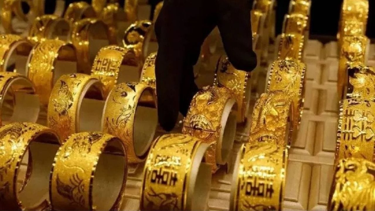 ચાંદીના ભાવમાં પણ સમાન રીતે ઘટાડો જોવા મળ્યો છે. 4 માર્ચે ચાંદીનો ભાવ ₹2.70 લાખ પ્રતિ કિલોગ્રામ હતો, જે હવે ઘટીને લગભગ ₹2.35 લાખ પ્રતિ કિલોગ્રામ થઈ ગયો છે. એટલે કે, એક મહિનામાં ચાંદીના ભાવમાં આશરે ₹35,000નો ઘટાડો થયો છે.