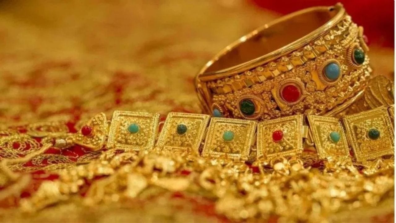 આ પરિસ્થિતિના કારણે દેશમાં સોનાની સપ્લાય પર અસર પડી શકે છે. ભારત મોટાભાગનું સોનું વિદેશથી આયાત કરે છે, અને સ્થાનિક સ્તરે સોનાનું ઉત્પાદન ખૂબ ઓછું છે. જો આયાતમાં વિલંબ રહેશે, તો બજારમાં અછત સર્જાઈ શકે છે, જેના કારણે ભાવમાં તેજી જોવા મળી શકે છે.