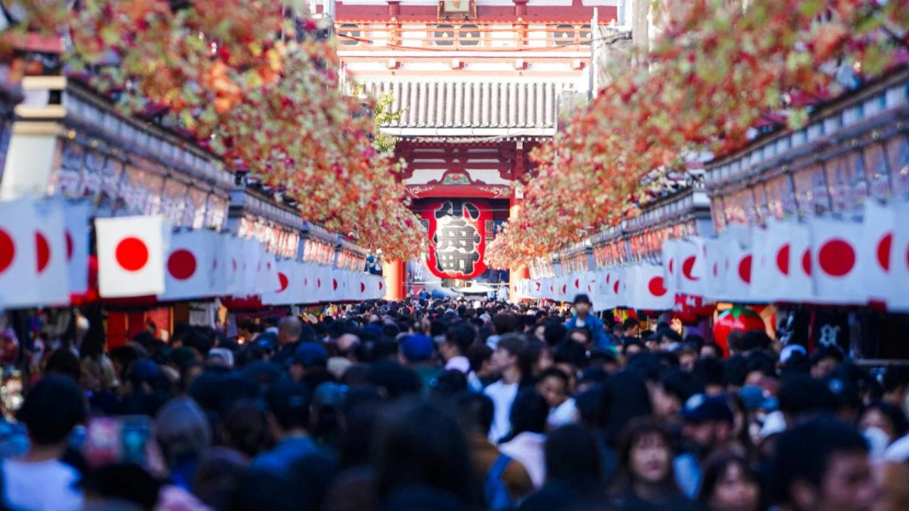 જાપાનમાં લોકો સંબંધો પ્રત્યે વધુને વધુ ઉદાસીન બની રહ્યા છે. વધતી જતી મોંઘવારી, બદલાતી જીવનશૈલી અને કારકિર્દી પર વધતું ધ્યાન આ પાછળના મુખ્ય કારણો માનવામાં આવે છે. આર્થિક અસ્થિરતાને કારણે ઘણા યુવાનો લગ્ન કરવાનું અને બાળકો પેદા કરવાનું ટાળી રહ્યા છે. વધુમાં બદલાતા સામાજિક વલણે આ વલણને વધુ મજબૂત બનાવ્યું છે.
