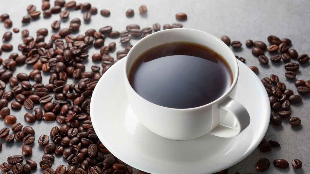 સૌપ્રથમ વાત કરીએ બ્લેક કોફીની. બ્લેક કોફીમાં કેફીનનું પ્રમાણ વધારે હોય છે, જે શરીરને તરત જ એનર્જી આપે છે. તે પાચન તંત્રને સક્રિય બનાવે છે અને ગટ મોટિલિટી સુધારે છે. જે લોકોને કબજિયાતની સમસ્યા હોય તેમને માટે બ્લેક કોફી મદદરૂપ બની શકે છે. (Image Credit Source: Social Media)