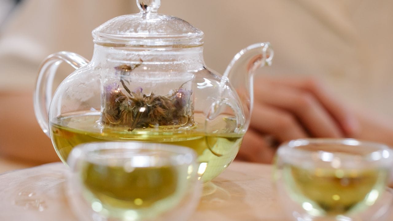 હવે ગ્રીન ટી વિશે વાત કરીએ તો, તે વજન ઘટાડવા માટે ખૂબ લોકપ્રિય માનવામાં આવે છે. ગ્રીન ટી એન્ટીઓક્સિડન્ટ અને પોલીફેનોલ્સથી ભરપૂર હોય છે, જે શરીરમાં સોજો ઘટાડવામાં મદદ કરે છે. (Image Credit Source: Social Media)