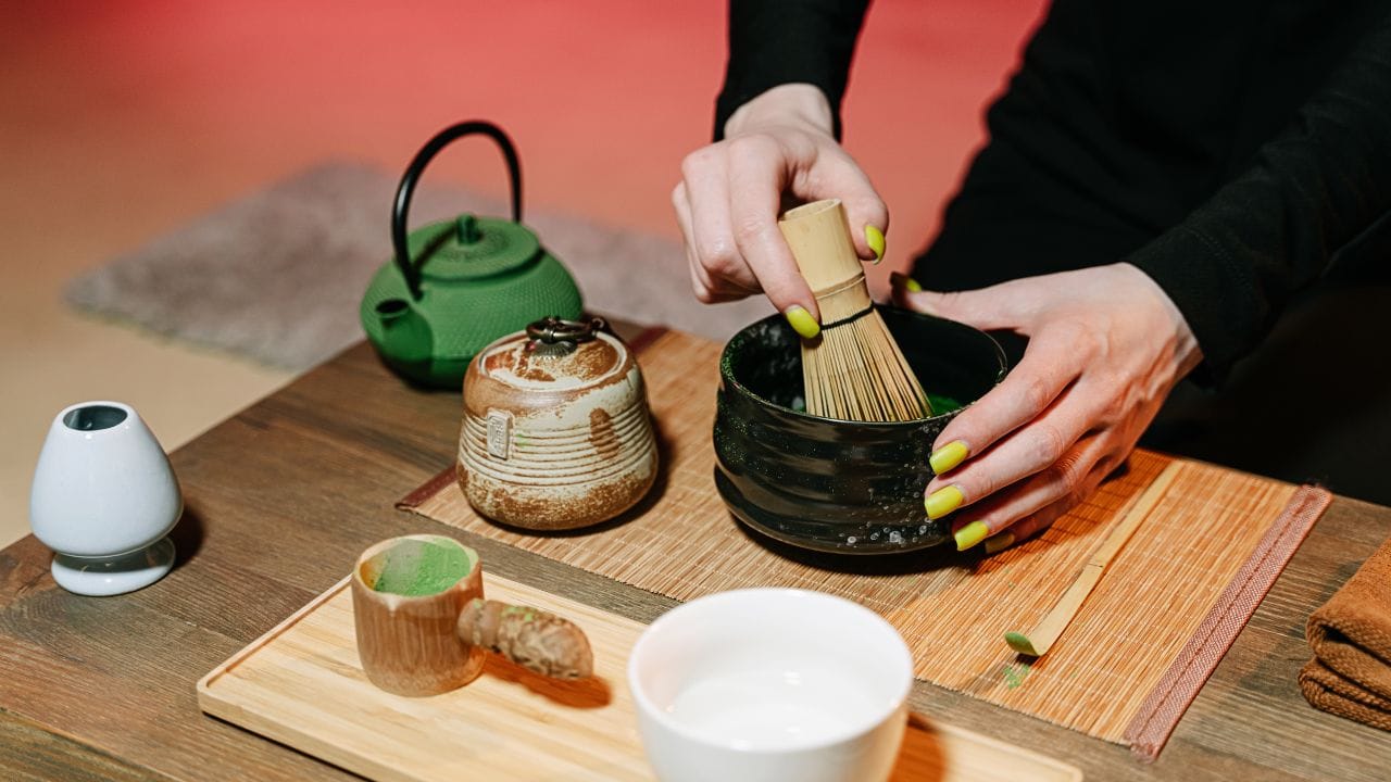 ગ્રીન ટી, માચા અને બ્લેક કોફી, આ ત્રણેય પીણાં હેલ્થ માટે ફાયદાકારક માનવામાં આવે છે, પરંતુ કયું તમારા માટે વધુ યોગ્ય છે તે તમારી શરીરની જરૂરિયાત પર આધાર રાખે છે. જેમને કબજિયાતની સમસ્યા હોય અને કેફીનથી ખાસ નુકસાન ન થતું હોય, તેઓ માટે મર્યાદિત માત્રામાં બ્લેક કોફી ઉપયોગી બની શકે છે. જ્યારે એસિડિટી અથવા પેટમાં બળતરા જેવી સમસ્યાઓ હોય, ત્યારે ગ્રીન ટી વધુ સલામત વિકલ્પ બની શકે છે. (Image Credit Source: Social Media)
