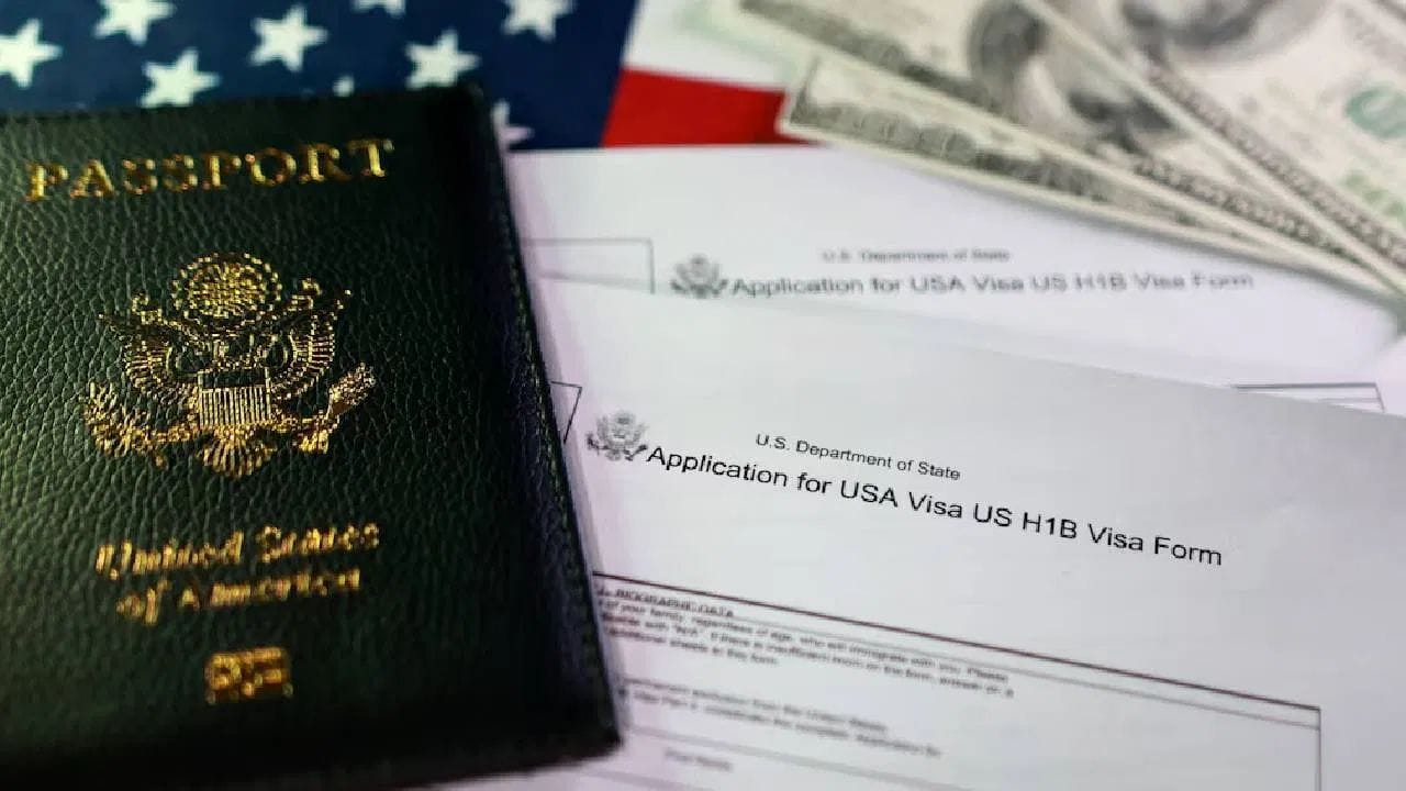 અમેરિકનોને નોકરી નહીં: એલી ક્રેન: સાંસદ એલી ક્રેને જણાવ્યું છે કે ફેડરલ સરકારે મહેનતુ નાગરિકો માટે કામ કરવું જોઈએ, ન કે મોટી કંપનીઓના નફા માટે. હ્યુસ્ટનમાં રહેતા ઇમિગ્રેશન વકીલ રાહુલ રેડ્ડીએ જણાવ્યું હતું કે સૈદ્ધાંતિક રીતે H-1B વિઝા પ્રોગ્રામ પર રોક લગાવી શકાય છે, કારણ કે આ સત્તા અમેરિકી કોંગ્રેસ પાસે છે.