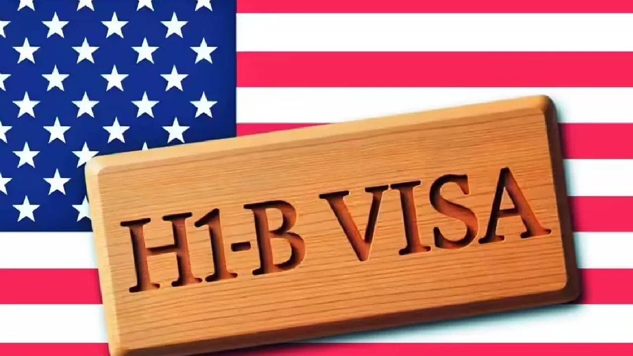 H-1B વિઝા પર 3 વર્ષ માટે લાગી શકે છે રોક, ટ્રમ્પની પાર્ટીના સાંસદે રજૂ કર્યું બિલ, ભારતીયોની મુશ્કેલી વધશે! એલી ક્રેન દ્વારા રજૂ કરવામાં આવેલ પ્રસ્તાવિત 'End H-1B Visa Abuse Act of 2026' આ પ્રોગ્રામ પર અમુક સમય માટે રોક લગાવવાની અને વિઝા આપવાની પદ્ધતિમાં ફેરફાર કરવાની માંગ કરે છે.
