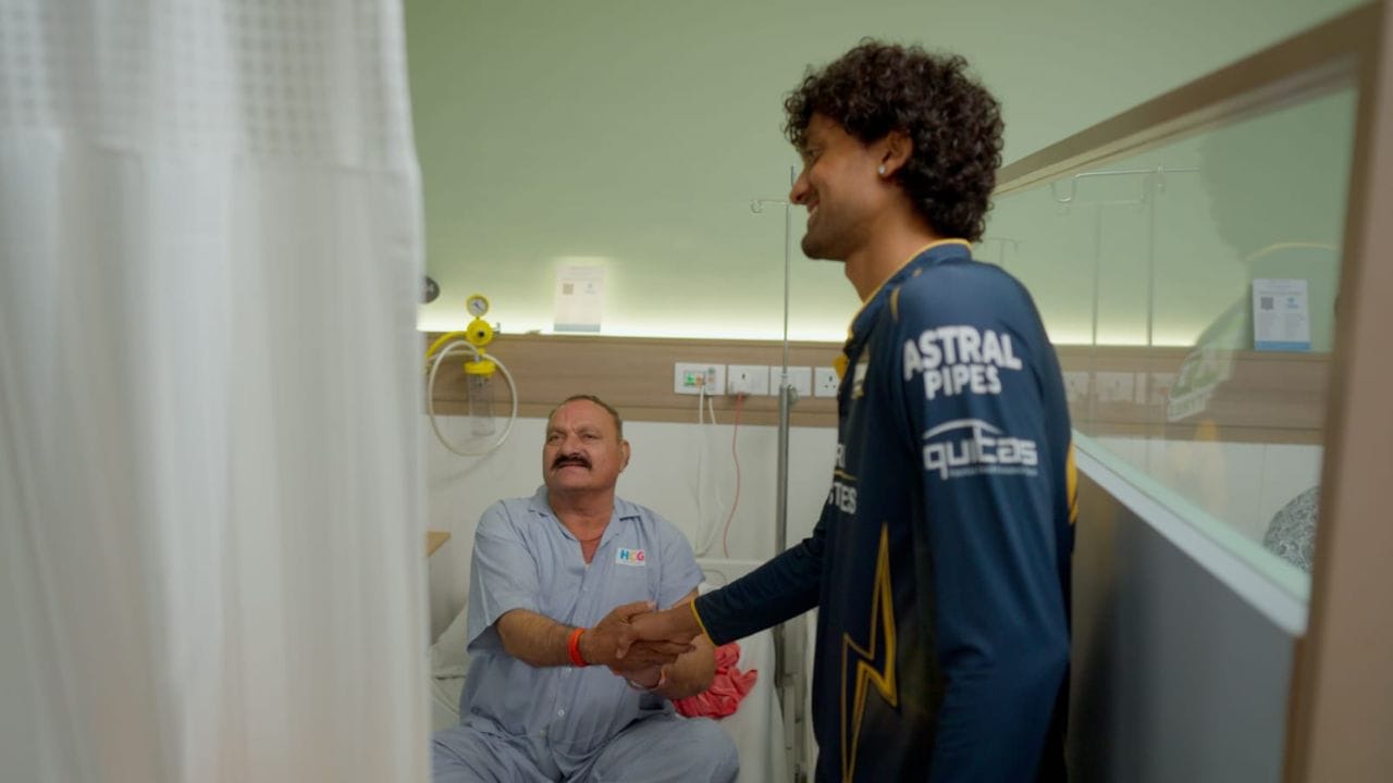 HCG હોસ્પિટલના દર્દીઓએ સ્વપ્નમાં પણ નહીં વિચાર્યું હોય કે તેમની કેન્સરની સારવારના સમય દરમિયાન અચાનક જ ગુજરાત ટાઇટન્સ ટીમના ક્રિકેટર તેમની નજર સામે ઓચિંતાના આવી જશે. અને થયું પણ એવું જ કંઈક. ગુજરાત ટાઇટન્સ ટીમના ખેલાડીઓએ અચાનક નક્કી કર્યું કે તેઓએ કેન્સરના દર્દીઓની મુલાકાત લેવી છે અને આ માટે તેઓએ સર્ચ કર્યું કે સૌથી સારી અને સૌથી વધુ દર્દીઓની સારવાર અમદાવાદમાં કોર્પોરેટ સેક્ટર માં કઈ જગ્યા પર થાય છે. 