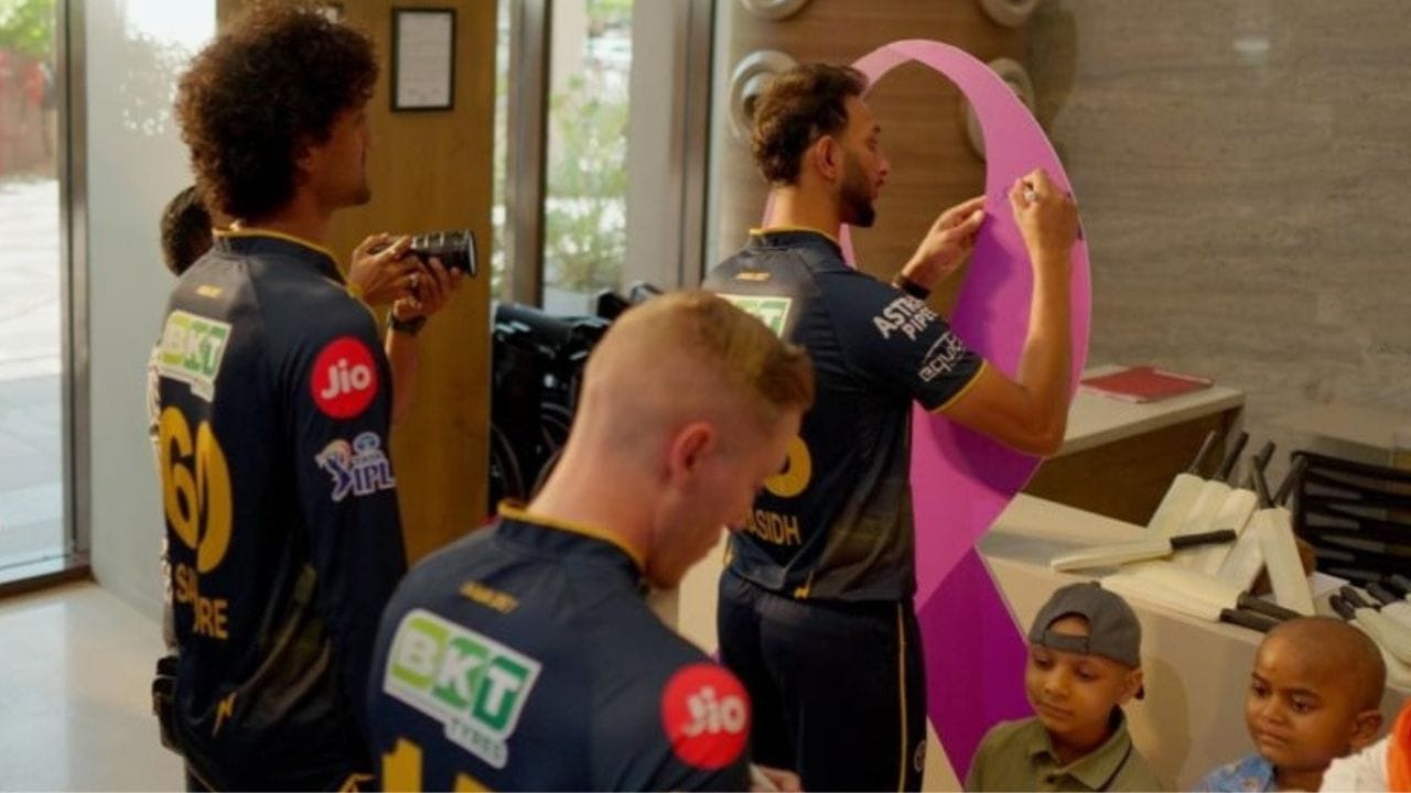 ક્રિકેટ એ સૌથી મોટી લોકપ્રિય રમત છે અને દરેક ક્રિકેટ પ્રેમી વ્યક્તિને એક અપેક્ષા અને આશા હોય છે કે તે ટીવી સ્ક્રીન પર જોતા ક્રિકેટરને રૂબરૂ મળે અને તેમની સાથે વાતચીત કરે. પરંતુ ગણતરીના લોકોનું જ આ સ્વપ્ન સાકાર થતું હોય છે. ત્યારે અમદાવાદની HCG હોસ્પિટલમાં આ બધાથી તદ્દન અલગ કિસ્સો સામે આવ્યો છે.  