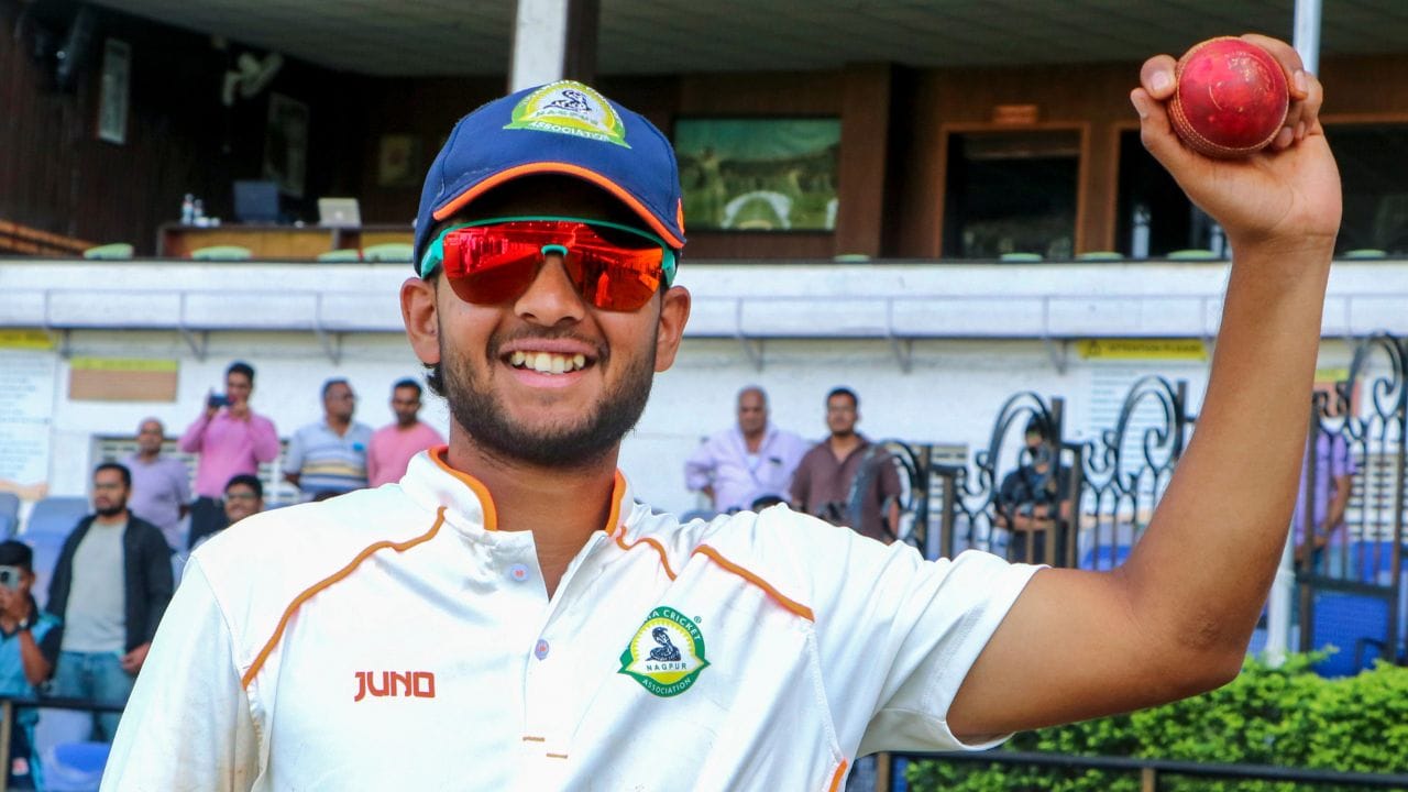 સ્થાનિક સફળતા બાદ, દુબેને 2025 IPL સીઝન દરમિયાન સનરાઇઝર્સ હૈદરાબાદ (SRH) દ્વારા રિપ્લેસમેન્ટ ખેલાડી તરીકે કરારબદ્ધ કરવામાં આવ્યો હતો.તેણે 5 મે 2025 ના રોજ રાજીવ ગાંધી ઇન્ટરનેશનલ ક્રિકેટ સ્ટેડિયમ ખાતે દિલ્હી કેપિટલ્સ સામે IPLમાં પ્રવેશ કર્યો હતો.