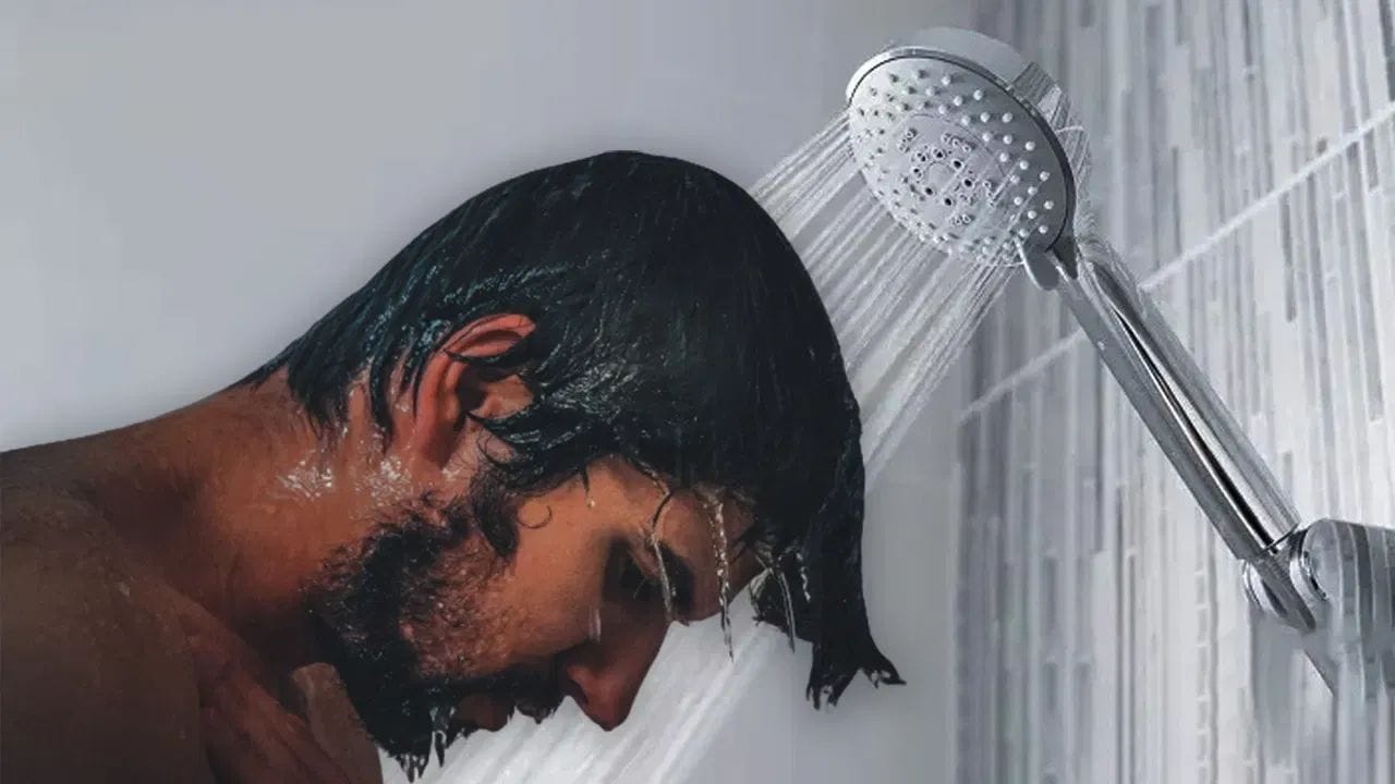 જમ્યા પછી તરત જ નહાવા જવું એ વૈજ્ઞાનિક દૃષ્ટિએ ખોટું છે. નહાતી વખતે શરીરનું બ્લડ સર્ક્યુલેશન પેટના ભાગેથી હટીને ત્વચા તરફ વળે છે, જેના કારણે પાચન ક્રિયા મંદ પડી જાય છે. ખાસ કરીને ઠંડા પાણીથી નહાવું તો ખૂબ જ નુકસાનકારક છે. આથી, જમ્યા પછી સ્નાન કરવા માટે ઓછામાં ઓછા 1 કલાક સુધી રાહ જોવી હિતાવહ છે.