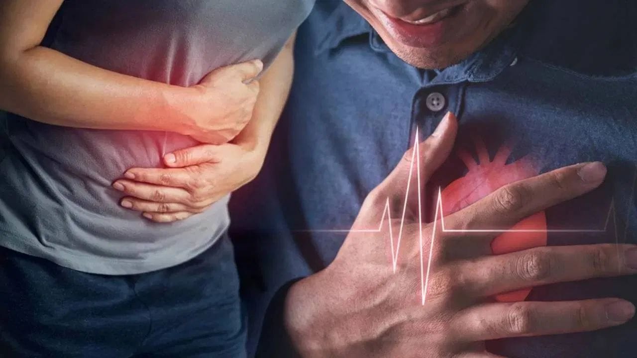 આ સિવાય રાત્રે ભારે, તેલવાળો કે મીઠો ખોરાક ખાવાથી બ્લડ સુગર લેવલ અને કોલેસ્ટ્રોલ વધી શકે છે. આના કારણે માત્ર હૃદયના ધબકારા પર જ નહીં પરંતુ ધમનીઓ (Arteries) પર પણ નકારાત્મક અસર પડી શકે છે.