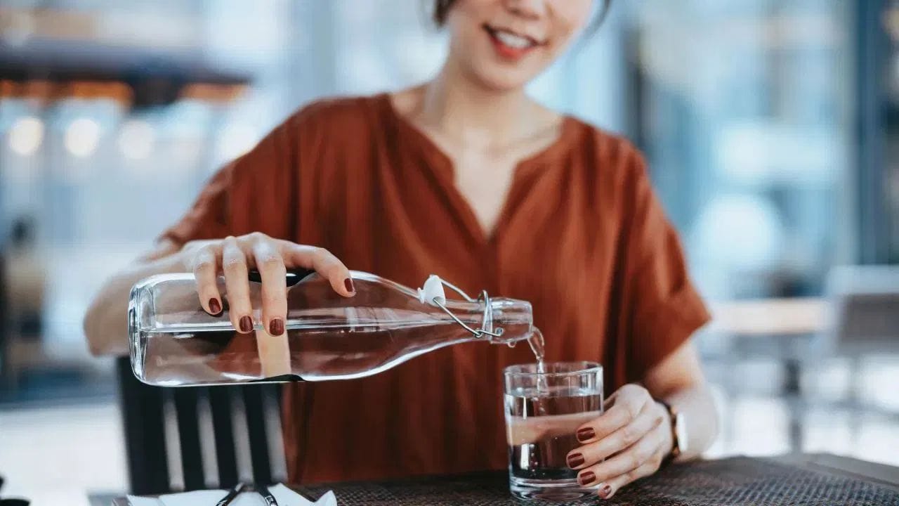 ગરમીની ઋતુમાં તમારે દર 2 કલાકે પાણી પીતા રહેવું જોઈએ. થોડી-થોડી વારે પાણી પીતા રહીને તમે દિવસભરમાં પોતાનો 2 થી 3 લિટરનો ક્વોટા પૂરો કરી શકો છો. આમાં તમે પાણી સિવાય પણ કેટલાક ડ્રિંક્સ જેમ કે નાળિયેર પાણી, લીંબુ પાણી અને તાજા ફળોનો રસ પોતાના ડાયટમાં ઉમેરી શકો છો.