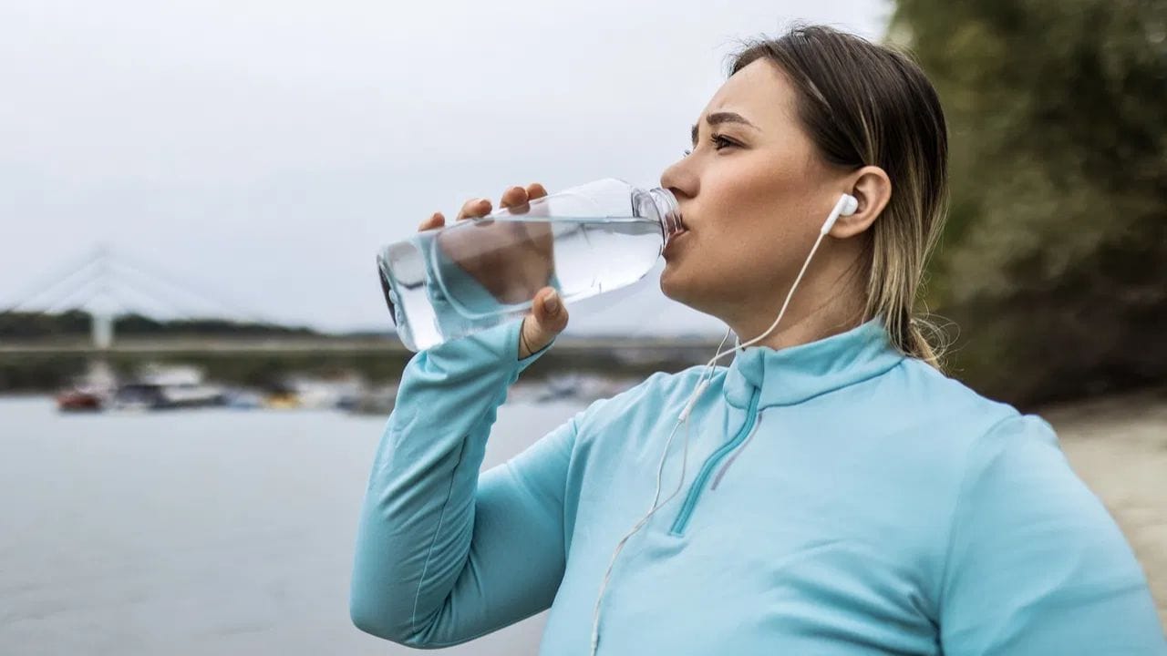 દરરોજ ફક્ત પાણીની ભરપૂર માત્રા જ નહીં પરંતુ તેને પીવાનો સાચો સમય પણ ઘણો મહત્વ ધરાવે છે. તમે દરરોજ સવારે ઉઠતાની સાથે જ 1-2 ગ્લાસ પાણી જરૂર પીવો. આ સિવાય જમો તે પહેલા એટલે કે 30 મિનિટ પહેલા પાણી પીવું પણ સારું રહે છે. જો કે, તમારે જમ્યાના તરત પછી વધારે પાણી પીવાનું ટાળવું જોઈએ. દિવસભર થોડી-થોડી માત્રામાં પાણી લેતા રહો. એકસાથે વધુ પાણી પીવાને બદલે તેને અંતરાલમાં પીવું વધુ ફાયદાકારક હોય છે.