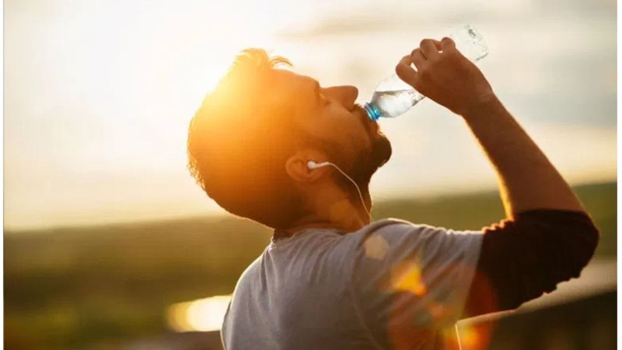 ગરમીની ઋતુ આવે ત્યારે શરીરને સૌથી વધુ જરૂરિયાત પાણીની હોય છે. લૂ લાગવી, પરસેવો અને ડિહાઇડ્રેશનની સમસ્યા આ ઋતુમાં ખૂબ જ સામાન્ય થઈ જાય છે. શરીરમાં પાણીની ઊણપ થવા પર ડિહાઇડ્રેશન થાય છે, જેમાં નબળાઈ અને થાકની સમસ્યા ઘણી સામાન્ય થઈ જાય છે. એવામાં એ જાણવું ખૂબ જ જરૂરી છે કે, આખરે દરરોજ કેટલું પાણી પીવું જોઈએ, જેથી શરીર હાઇડ્રેટેડ રહે અને તમે બીમારીઓથી બચેલા રહો. વધુમાં તમારે આની સાથે જ પાણી પીવાની સાચી રીત પણ જાણી લેવી જોઈએ.