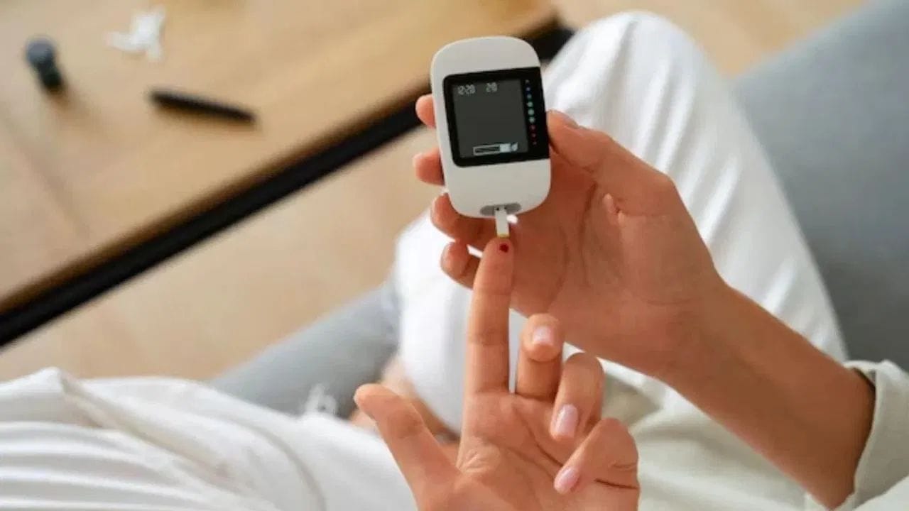 ડાયાબિટીસના દર્દીઓએ પોતાના આહારનું ખાસ ધ્યાન રાખવું પડે છે, કારણ કે ખાવા-પીવામાં સહેજ પણ બેદરકારી બ્લડ સુગર લેવલ વધારી શકે છે. ઘણા લોકો માને છે કે, ફળો મીઠા હોય છે અને ડાયાબિટીસમાં તેને બિલકુલ ન ખાવા જોઈએ પરંતુ આ વાત સંપૂર્ણપણે સાચી નથી. 