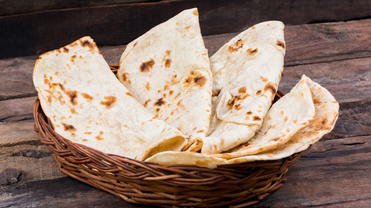 આ રીતે નાની નાની બાબતોમાં ફેરફાર કરીને આપણે આપણી દૈનિક આહાર પદ્ધતિને વધુ સ્વસ્થ બનાવી શકીએ છીએ. (નોંધ : અહીં જે માહિતી આપવામાં આવી છે તે ફક્ત આપની જાણકારી માટે છે. કોઈ પણ ઈલાજ માટે નિષ્ણાંતોની સલાહ લેવી જરૂરી છે.)