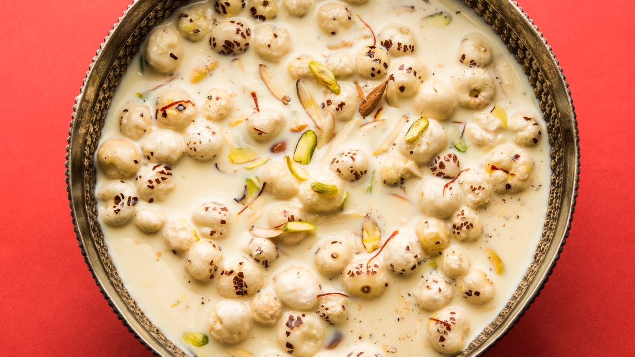 મખાનાને સુપરફૂડ માનવામાં આવે છે કારણ કે તેમાં ફાઇબર, પોટેશિયમ અને ઘણા મહત્વના પોષક તત્વો હોય છે. એનો સ્વાદ પણ લોકોને ખૂબ ગમે છે, એટલે જ તે ઘરઘરમાં લોકપ્રિય છે. જોકે, જ્યારે આપણે તેને ઘી અને મસાલામાં શેકીને વધુ પ્રમાણમાં ખાઈએ છીએ, ત્યારે શરીરમાં ગરમી વધી શકે છે. ઉનાળામાં આવું ખાવાથી પાચન પર અસર પડે છે અને અસ્વસ્થતા અનુભવાઈ શકે છે. તેથી, આ સિઝનમાં હળવો અને સરળતાથી પચી જાય એવો આહાર પસંદ કરવો વધુ સારું રહે છે.