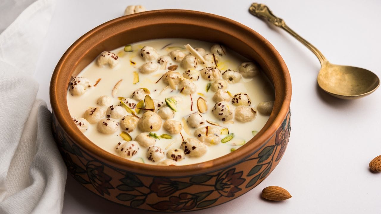 મખાના રાયતા પણ ઉનાળામાં ખૂબ જ સારી પસંદગી છે. દહીં સ્વાભાવિક રીતે ઠંડક આપે છે અને મખાનાની સાથે મળીને શરીરને એનર્જી આપે છે. મખાનાને હળવેથી શેકીને ફેંટેલા દહીંમાં ઉમેરો અને તેમાં ફુદીનાના પાન નાખો. આ રાયતા પેટને ઠંડુ રાખવામાં અને પાચન સુધારવામાં મદદરૂપ થાય છે.