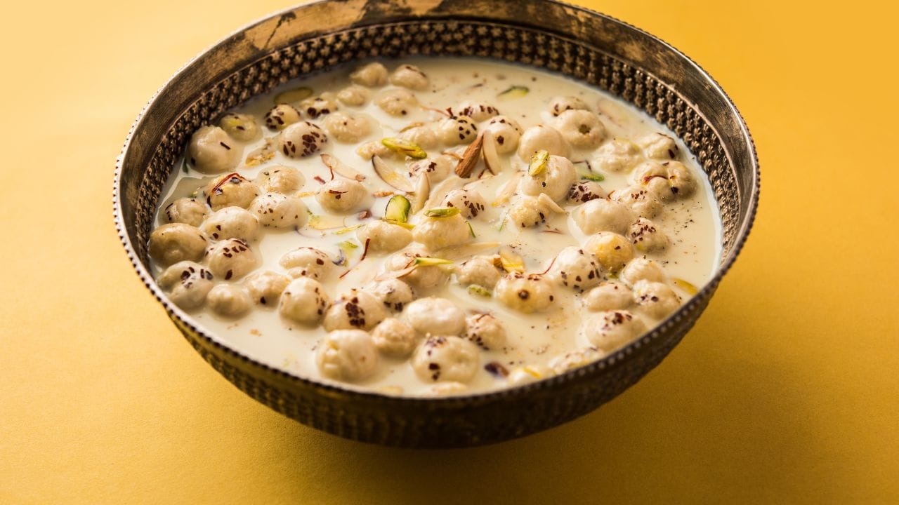 તે સિવાય, મખાના સ્મૂધી પણ એક અલગ અને હેલ્ધી વિકલ્પ છે. મખાનાને પાવડર બનાવીને છાશમાં ભેળવો અને તેને ફ્રિજમાં રાખો. બપોરના ભોજન સાથે આ પીણું લેવાથી શરીરને ઠંડક મળે છે અને એનર્જી પણ જાળવાઈ રહે છે. ઉનાળામાં આ એક સરળ અને અસરકારક રીત છે મખાના ખાવાની.