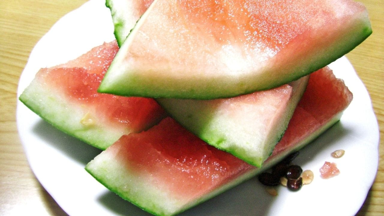 તરબૂચ માત્ર સ્વાદિષ્ટ જ નહીં, પણ આરોગ્ય માટે પણ ફાયદાકારક છે. તેમાં લગભગ 95 ટકા પાણી હોય છે, જે ઉનાળામાં શરીરને હાઇડ્રેટ રાખવામાં મદદ કરે છે. 100 ગ્રામ તરબૂચમાં ઓછી કેલરી હોય છે, સાથે કાર્બોહાઇડ્રેટ્સ, કુદરતી ખાંડ, ફાઇબર, પ્રોટીન અને વિટામિન C, A જેવા પોષક તત્વો પણ મળે છે. આ બધા ગુણોને કારણે તરબૂચને ઉનાળાનું એક શ્રેષ્ઠ ફળ માનવામાં આવે છે.