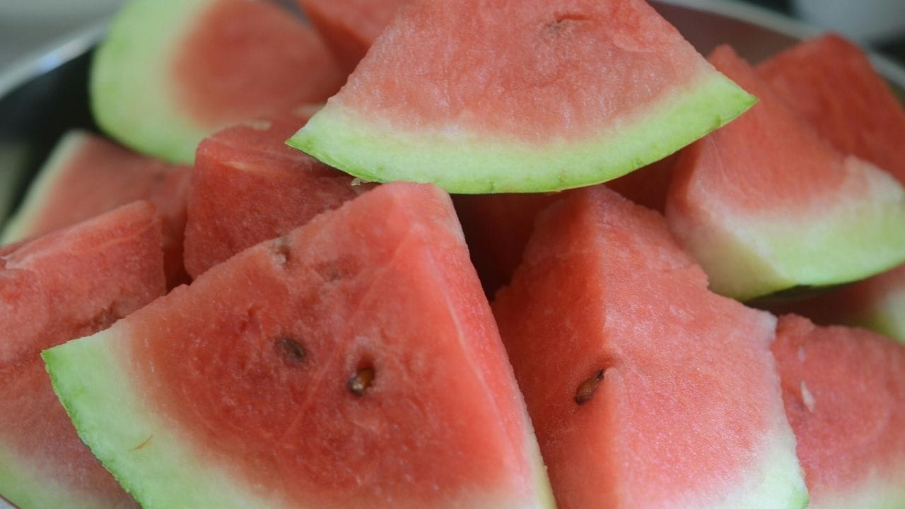 તરબૂચની છાલથી અથાણું બનાવવું એક સરળ અને સ્વાદિષ્ટ વિકલ્પ છે. લાલ ગૂદ ખાધા પછી છાલના સફેદ ભાગને નાના ટુકડાઓમાં કાપો. તેમાં મીઠું, હળદર, વરિયાળી અને અન્ય મસાલા ઉમેરો. પછી સરસવનું તેલ ગરમ કરીને તેમાં આ મિશ્રણ ભેળવો. તૈયાર મિશ્રણને કાચની બરણીમાં ભરીને બે-ત્રણ દિવસ સુધી સૂર્યપ્રકાશમાં રાખો. થોડા દિવસોમાં સ્વાદિષ્ટ અથાણું તૈયાર થઈ જશે.