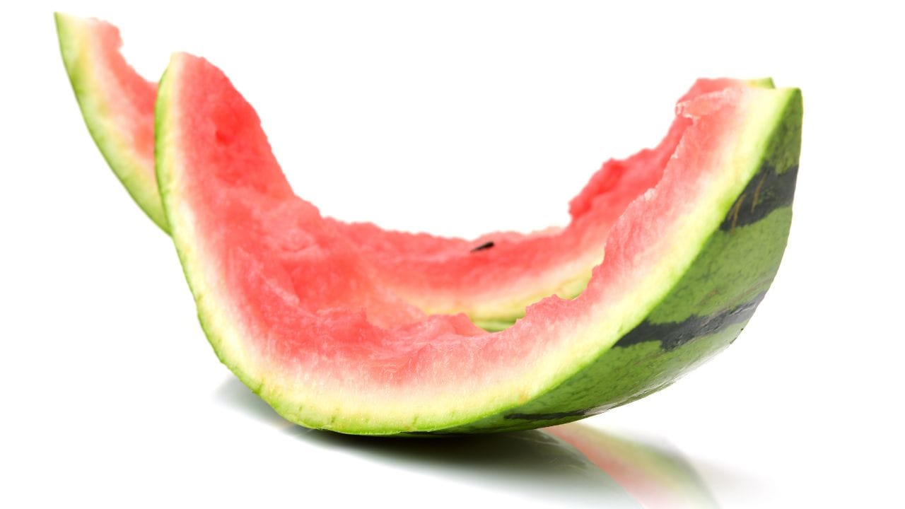 જો તમને મીઠું ગમે છે, તો તરબૂચની છાલથી મુરબ્બો પણ બનાવી શકાય છે. સૌથી પહેલા લીલી બહારની છાલ કાઢી લો અને સફેદ ભાગને ટુકડાઓમાં કાપો. આ ટુકડાઓને ઉકાળીને પછી ખાંડની ચાસણીમાં મૂકો. સ્વાદ વધારવા માટે એલચી અને કેસર ઉમેરી શકો છો. આ રીતે બનાવેલો મુરબ્બો લાંબા સમય સુધી ટકી રહે છે અને ખાવામાં ખૂબ જ મજેદાર લાગે છે.