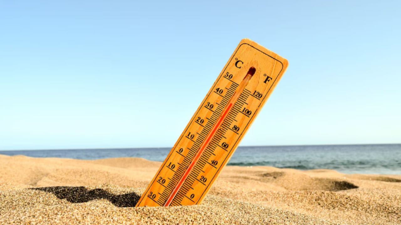 લૂ લાગવાના લક્ષણોમાં વધારે પરસેવો, નબળાઈ, માથાનો દુખાવો, ચક્કર, ચામડી લાલ-સુકી થવી, સ્નાયુ દુખાવો, ઉબકા અને ઉલ્ટીનો સમાવેશ થાય છે.