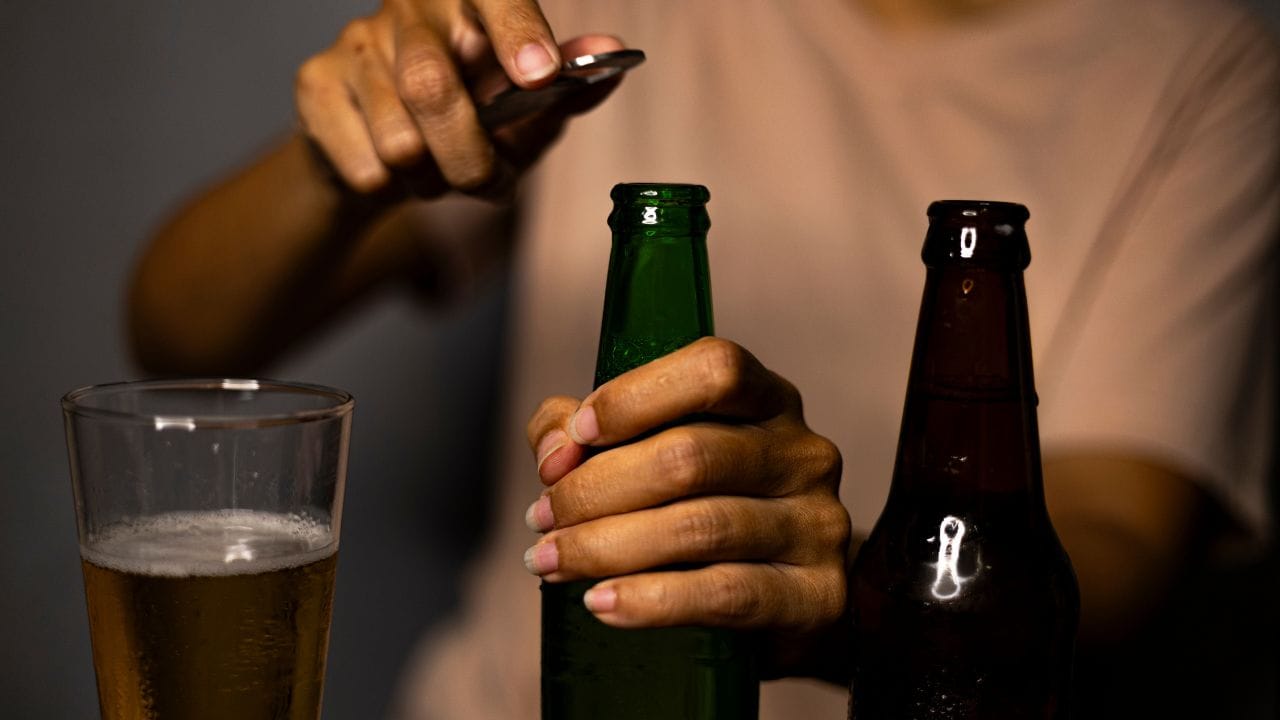 વધુમાં, કેફીન અને આલ્કોહોલનું વધારે સેવન ટાળવું જોઈએ, કારણ કે તે શરીરમાં પાણીની કમી વધારી શકે છે. જો પહેલાથી કોઈ બીમારી હોય, તો ઉનાળામાં વધુ સાવધાની રાખવી જરૂરી છે. અને જો લક્ષણો ગંભીર લાગે, તો વિલંબ કર્યા વગર ડૉક્ટરનો સંપર્ક કરવો એ સૌથી સુરક્ષિત રસ્તો છે.(નોંધ : અહીં આપવામાં આવેલી માહિતી ફક્ત આપની જાણકારી માટે છે)