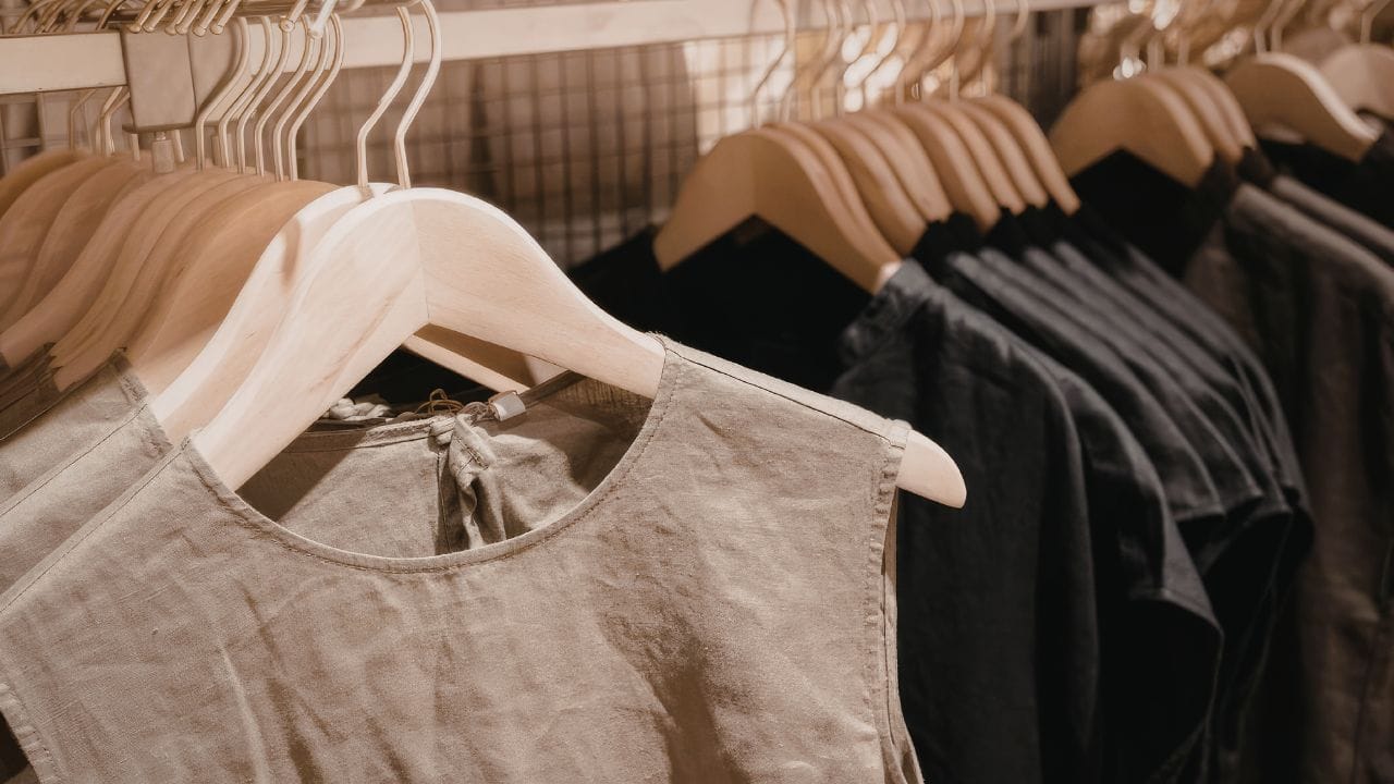 હીટસ્ટ્રોકથી બચવા માટે સરળ પગલાં અપનાવવાથી મોટી મુશ્કેલી ટાળી શકાય છે. નિષ્ણાતોના કહેવા મુજબ બપોરે 12 થી 4 વાગ્યા દરમિયાન બહાર જવાનું ટાળવું જોઈએ. જો બહાર જવું જરૂરી હોય, તો માથું ઢાંકવું અને હળવા, ઢીલા તથા સુતરાઉ કપડાં પહેરવા જોઈએ.