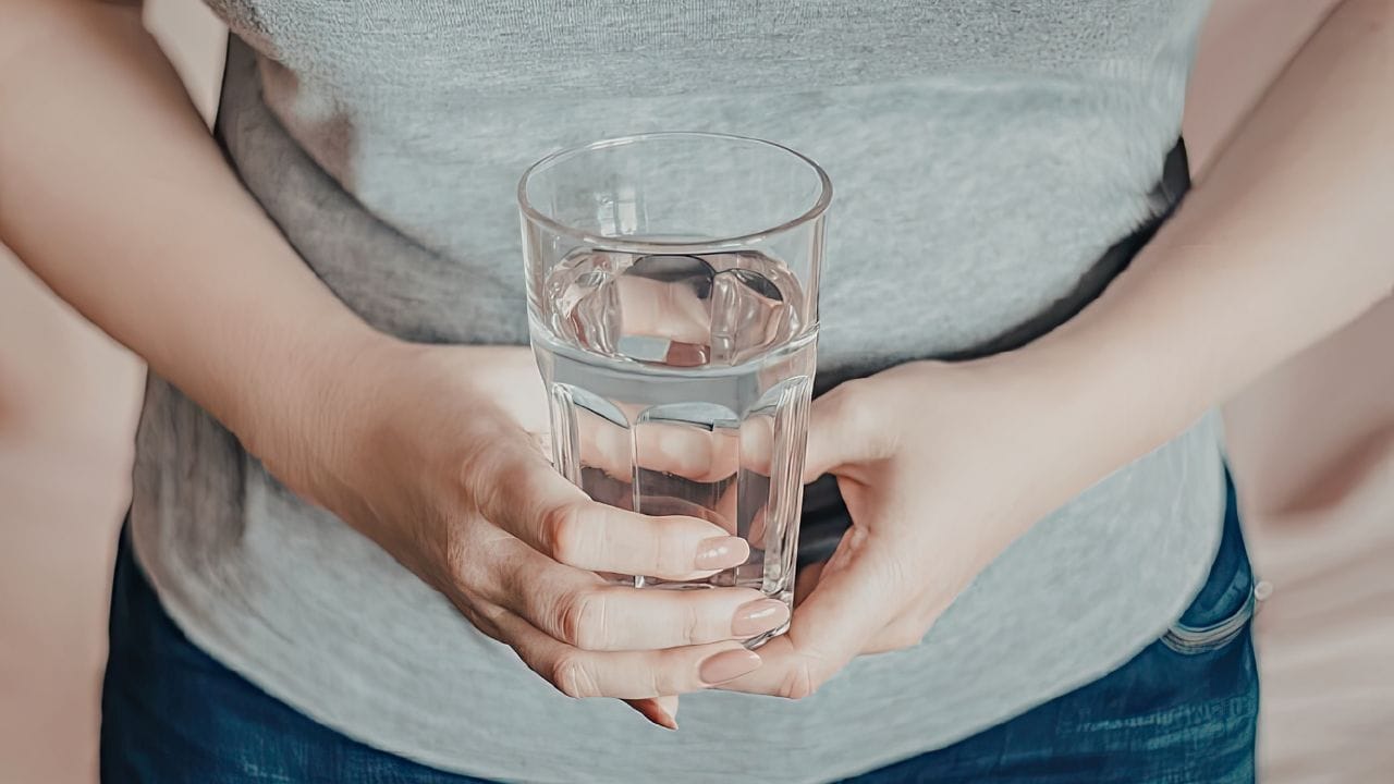 શરીરમાં પાણીની કમી ન થાય તે માટે દિવસભર પૂરતું પાણી પીવું જરૂરી છે. સાથે જ છાશ, લીંબુ પાણી અને નાળિયેર પાણી જેવા પીણાં શરીરને ઠંડક આપે છે અને ખનિજોની ઉણપ પૂરી કરે છે. લાંબા સમય સુધી ખાલી પેટ રહેવું ટાળવું અને હળવું, પચવામાં સરળ ભોજન લેવું વધુ યોગ્ય છે.
