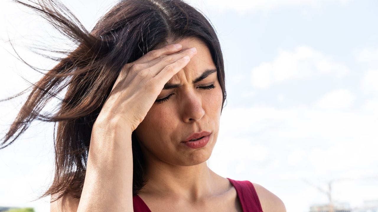 ઉનાળામાં પોતાના શરીરના સંકેતોને અવગણવું નહીં. જો થાક, ચક્કર અથવા નબળાઈ લાગે, તો તરત આરામ કરવો અને પાણી પીવું જરૂરી છે. બાળકો અને વૃદ્ધો પર ખાસ ધ્યાન આપવું જોઈએ, કારણ કે તેઓ ગરમીથી વધુ ઝડપથી પ્રભાવિત થાય છે.