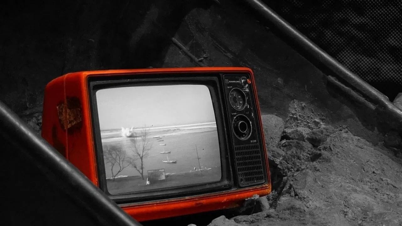 જૂના ટેલિવિઝન અને કોમ્પ્યુટર મોનિટરમાં પણ સર્કિટ બોર્ડ બનાવતી વખતે સોનાનો ઉપયોગ થતો હતો. આજકાલ તેનો ઉપયોગ થોડો ઓછો થયો છે, પરંતુ જૂના ઉપકરણોમાં તેનું પ્રમાણ વધુ જોવા મળે છે. આ કારણે સ્ક્રેપ ડીલરો આવા ઉપકરણોમાંથી સોનું કાઢવાની પ્રક્રિયા કરે છે.