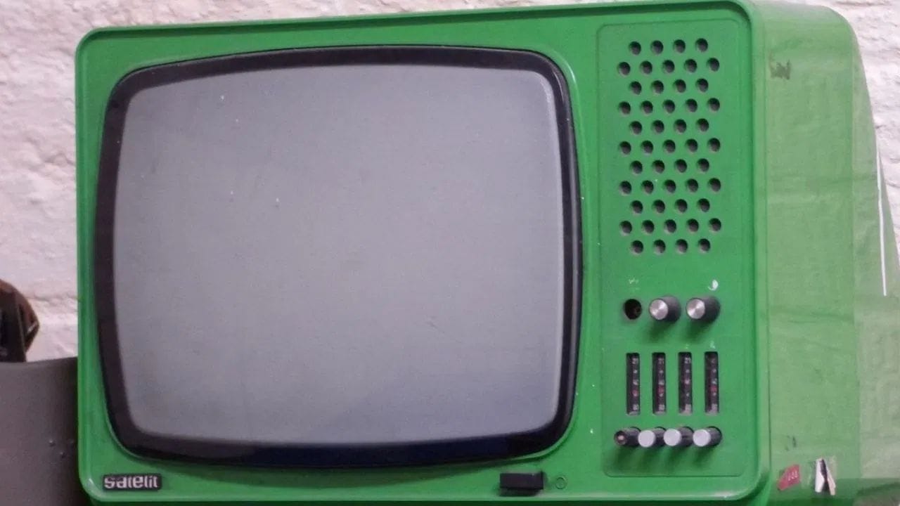 ઘરમાં વપરાતા રિમોટ કંટ્રોલમાં પણ પ્રિન્ટેડ સર્કિટ બોર્ડ (PCB) હોય છે, જેમાં ઘણીવાર સોનાનો પાતળો પડ હોય છે. આ સોનાનો ઉપયોગ સિગ્નલ ટ્રાન્સમિશન વધુ સ્થિર અને અસરકારક બનાવવાના હેતુથી થાય છે.