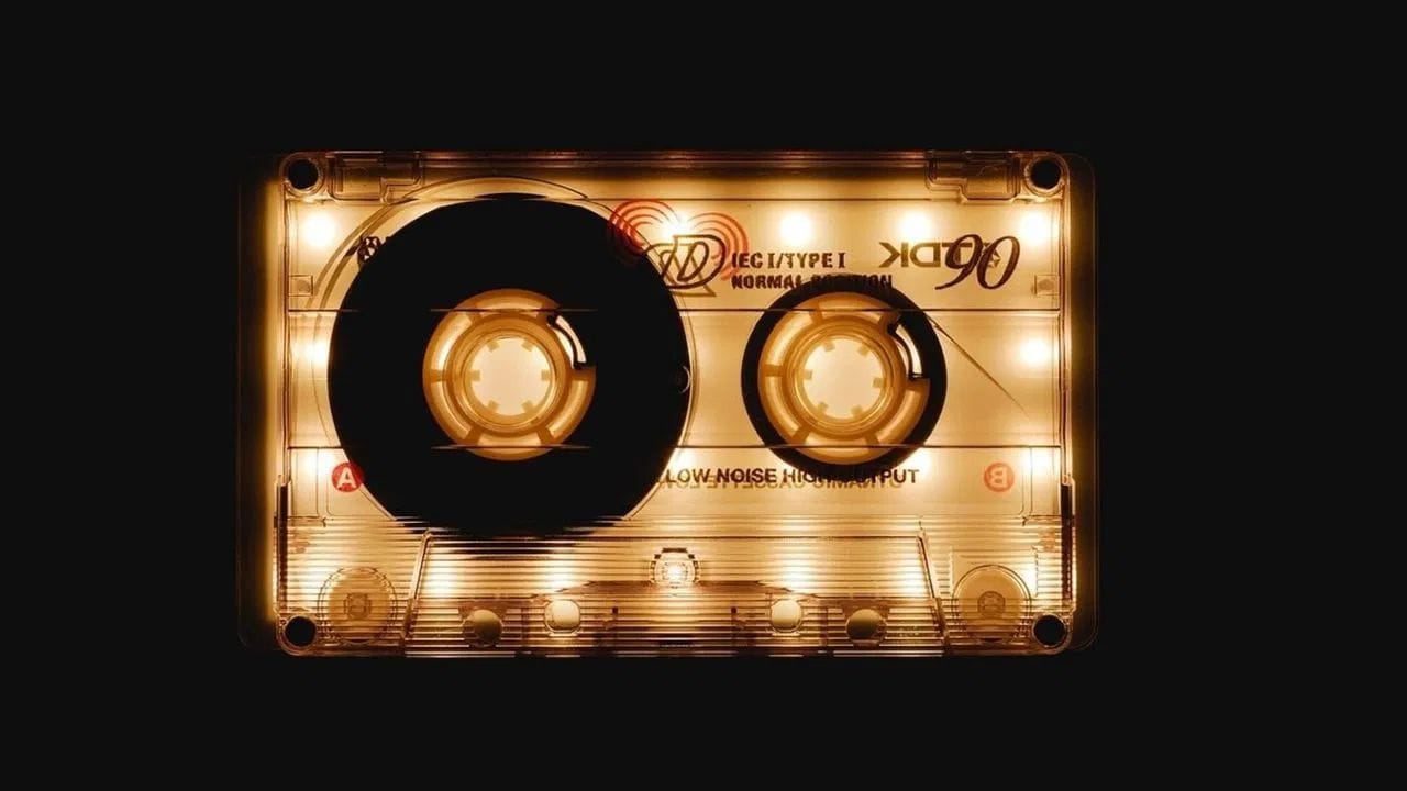 1980 અને 1990ના દાયકામાં બનાવાયેલા સ્ટીરિયો સિસ્ટમ્સ, કેસેટ પ્લેયર્સ અને ટેપ રેકોર્ડર્સમાં સોનાનો ઉપયોગ વધુ પ્રમાણમાં થતો હતો. તે સમયમાં ઉપકરણોની ગુણવત્તા જાળવવા માટે સોનાને જરૂરી માનવામાં આવતું હતું. આજે ટેકનોલોજીમાં બદલાવને કારણે તેનો ઉપયોગ ઘટાડવામાં આવ્યો છે.