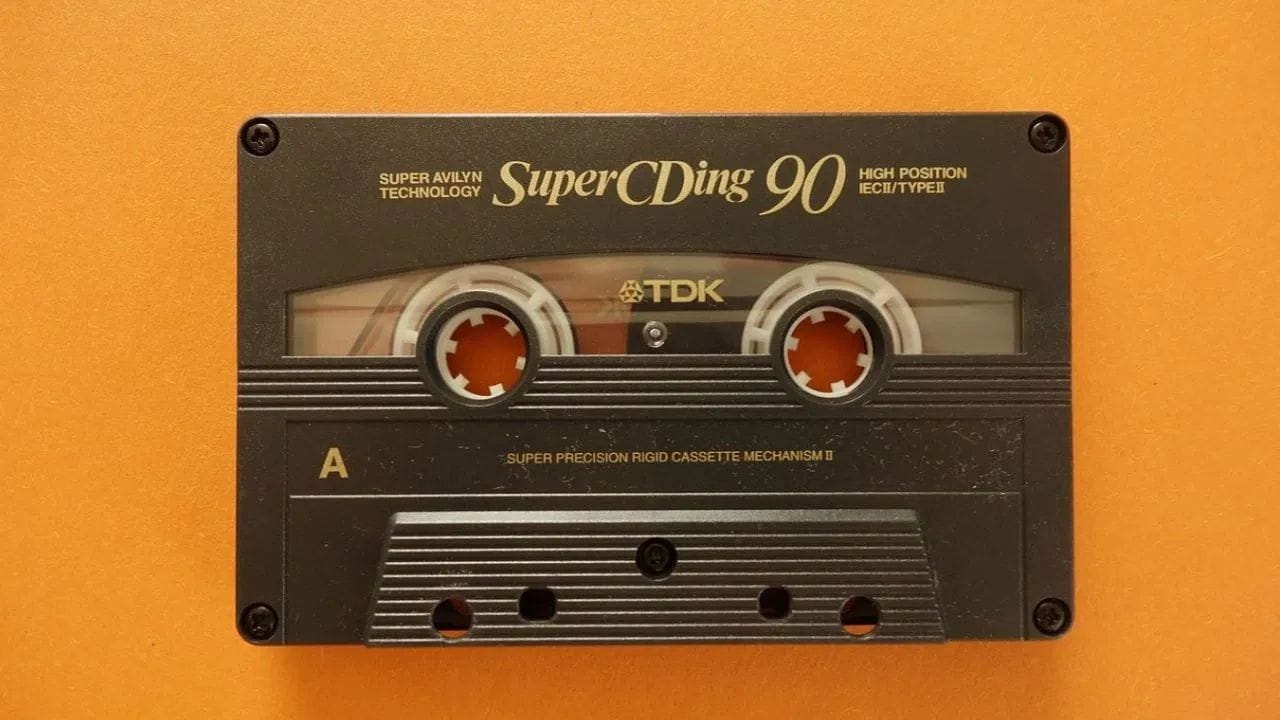 આ રીતે, તમારા ઘરમાં રહેલી ઘણી સામાન્ય ઇલેક્ટ્રોનિક વસ્તુઓમાં સોનાનો નાનો પરંતુ મહત્વપૂર્ણ અંશ હોય શકે છે, જે તેમની કાર્યક્ષમતા અને આયુષ્ય વધારવામાં મહત્વની ભૂમિકા ભજવે છે. (All Image - Canva)