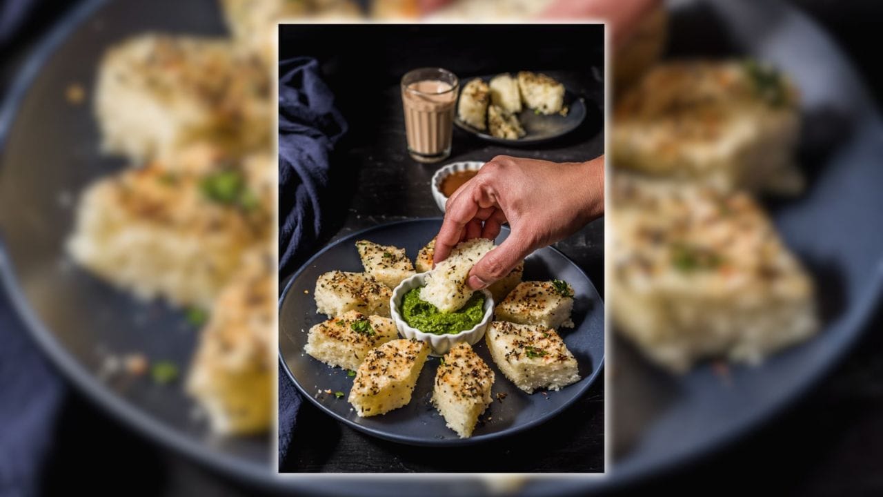 સમય જતાં આ વાનગીમાં બદલાવ આવ્યા અને 16મી સદી સુધીમાં ‘ઢોકળાં’ શબ્દ પ્રચલિત બન્યો. આ સમય દરમિયાન રસોઈની પદ્ધતિઓમાં સુધારો થયો અને સ્ટીમમાં રાંધવાની ટેક્નિક વધુ લોકપ્રિય બની. આથી ઢોકળાં હળવો, પૌષ્ટિક અને સરળ પચી શકે એવો બન્યો, જે જૈન અને ગુજરાતી સમાજમાં ખૂબ પ્રિય બન્યા. (Image Credit Source: Social Media)