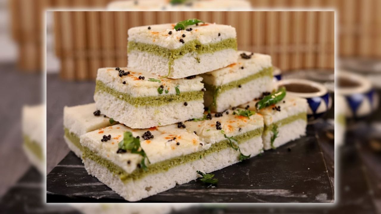 આ વાનગી આજના ઢોકલા જેવી જ હતી, જેને દાળ અને ચોખાના મિશ્રણને કિણ્વિત કરીને બનાવવામાં આવતી હતી. ત્યારબાદ 1520 ઈસવીમાં ‘વારણક સમુચ્ચય’ નામના ગ્રંથમાં ‘ઢોકલા’ શબ્દનો ઉલ્લેખ થયો, જે પછીથી ગુજરાતી સંસ્કૃતિનો મહત્વપૂર્ણ ભાગ બની ગયો. (Image Credit Source: Social Media)