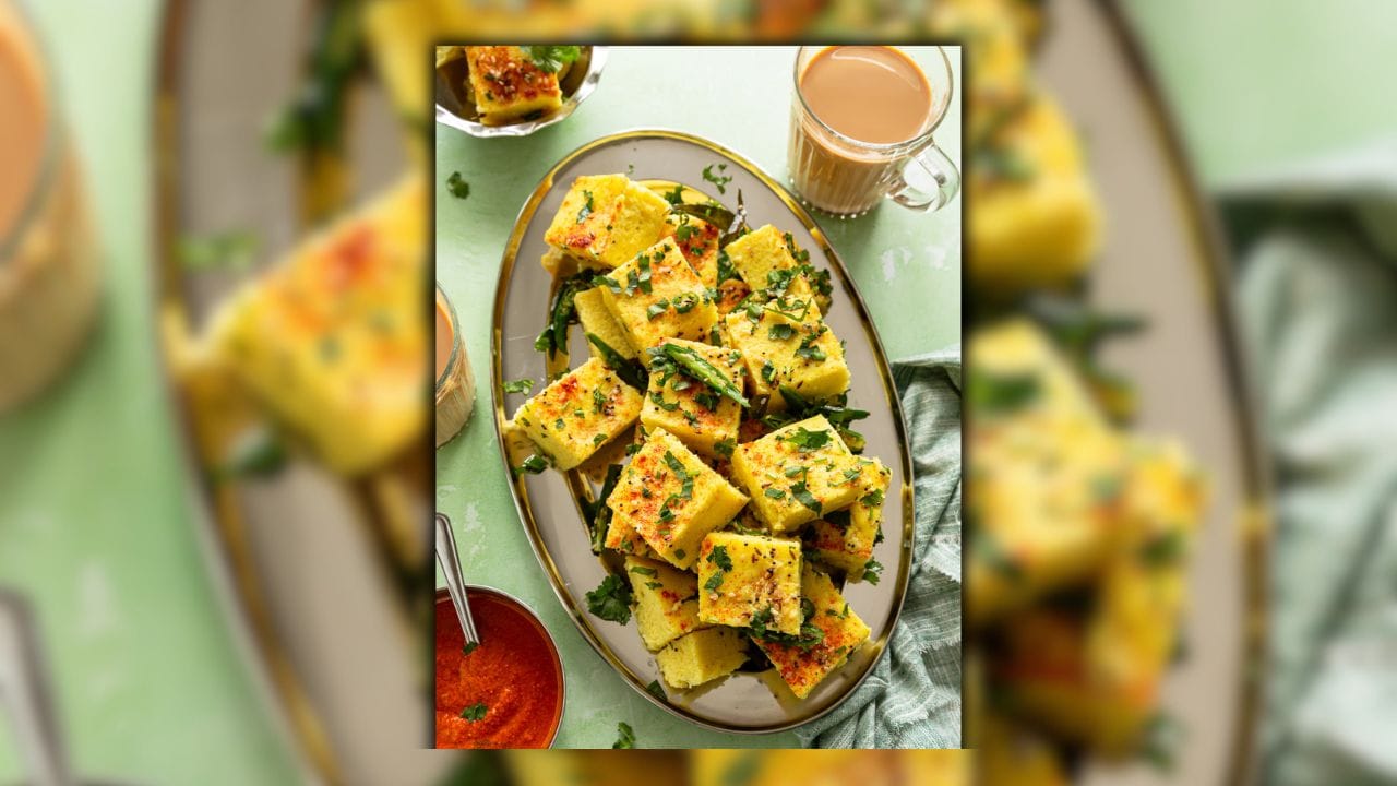 ઇતિહાસકારો અનુસાર, ઢોકળાંની શરૂઆત ‘દુક્કાઈ’ નામની વાનગીથી થઈ હતી. 1068 ઈસવીમાં જૈન સાહિત્ય પરંપરામાં ‘દુક્કાઈ’ નામની વાનગીનો ઉલ્લેખ જોવા મળે છે, જે મુખ્યત્વે પીસેલી દાળમાંથી બનાવવામાં આવતી હતી. આ વાનગી દાળ અને ચોખાના મિશ્રણથી બનાવવામાં આવતી અને તેને કિણ્વન (fermentation) પ્રક્રિયા દ્વારા તૈયાર કરવામાં આવતી. આ જ પ્રક્રિયા આજે પણ ઢોકળાં બનાવવામાં મહત્વપૂર્ણ છે. (Image Credit Source: Social Media)
