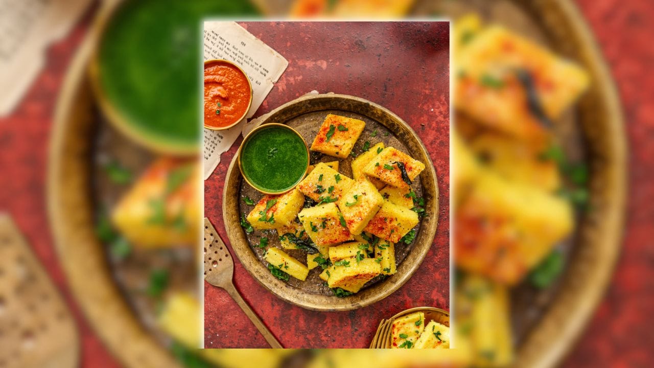 આગળ વધતા 19મી અને 20મી સદીમાં ઢોકળાંમાં મોટો પરિવર્તન આવ્યો. પરંપરાગત દાળ-ચોખાના સાથે ઢોકળાં બનાવા માટે હવે ચણાના લોટ અને સોજીનો ઉપયોગ થવા લાગ્યો. અલગ-અલગ વિસ્તારોમાં જુવાર, બાજરી જેવા અનાજ ઉમેરીને નવી વેરાયટીના ઢોકળાં બનાવવામાં આવ્યા. (Image Credit Source: Social Media)