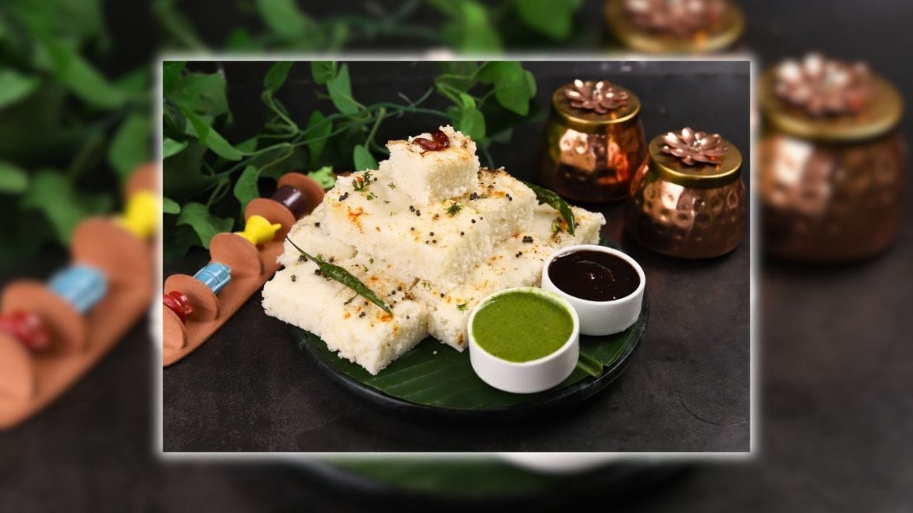 ઘણાં લોકો ખમણ અને ઢોકળાંને એક સમાન માને છે, પરંતુ બંનેમાં તફાવત છે. પરંપરાગત ઢોકળાં ચોખા અને દાળથી બને છે, જ્યારે ખમણ ચણાના લોટથી બને છે અને તેનો રંગ વધુ પીળો તથા ટેક્સચર વધુ નરમ હોય છે. (Image Credit Source: Social Media)